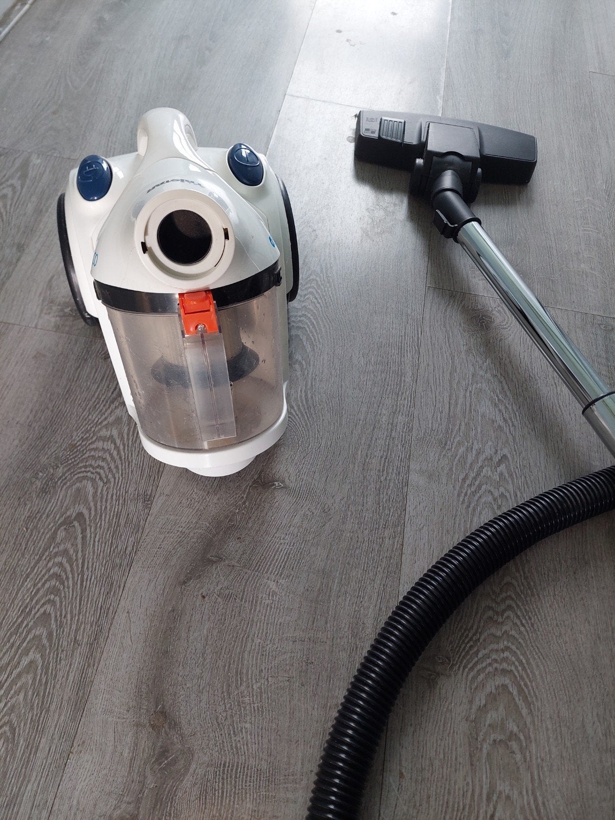 een   mooie  stofzuiger   zonder    zak, Ophalen, Zo goed als nieuw, 1200 tot 1600 watt