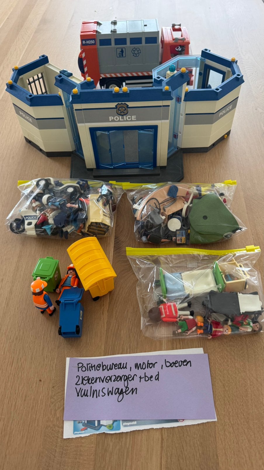 Playmobil box 1: Politiebureau, verzorging, vuilniswagen, Ophalen of Verzenden, Zo goed als nieuw