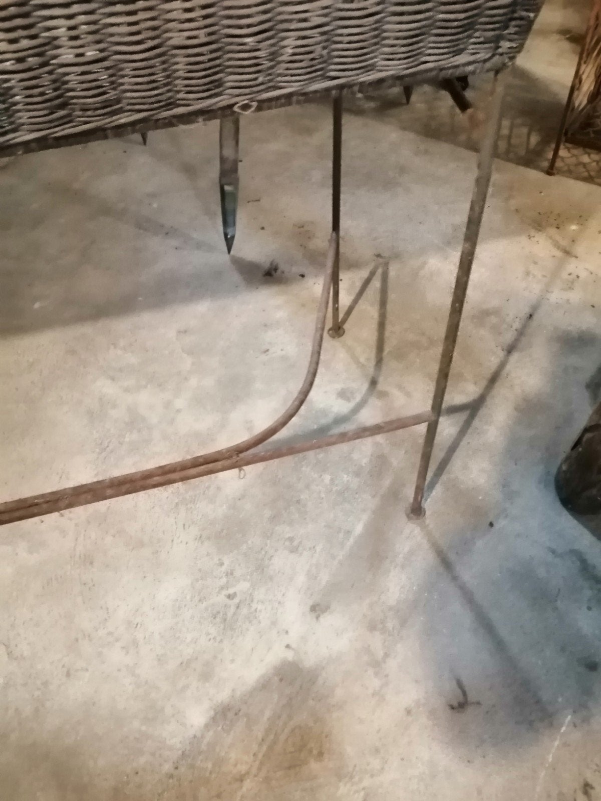 OUDE FRANSE HAL TAFEL METAAL ROTAN RIET PIT RIET 120X73X43CM, Ophalen