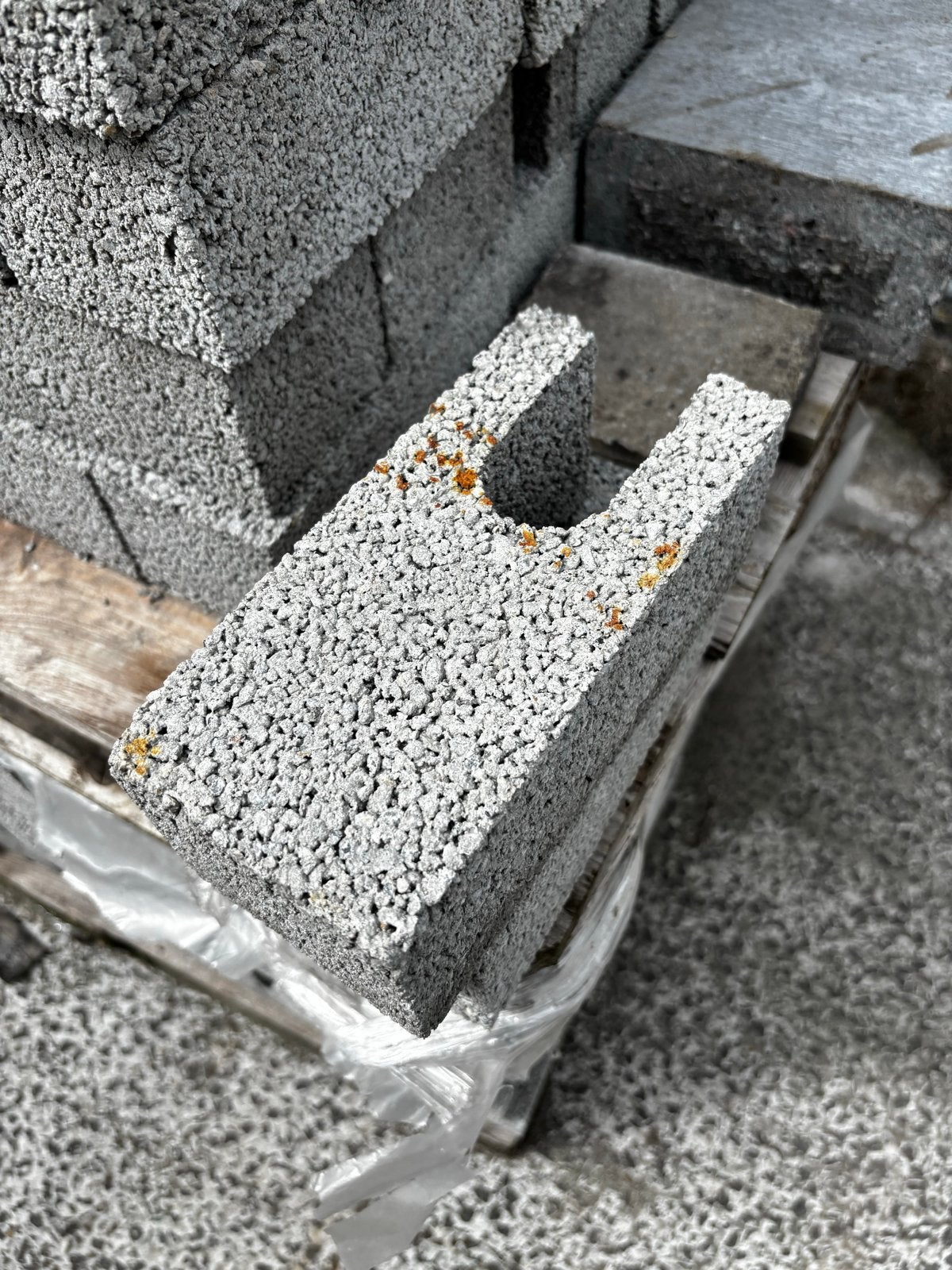 Betonstenen voor fundering of vuil werk (ca. 300 stuks), Doe-het-zelf en Verbouw, Metselstenen, Ophalen, Gebruikt, Beton