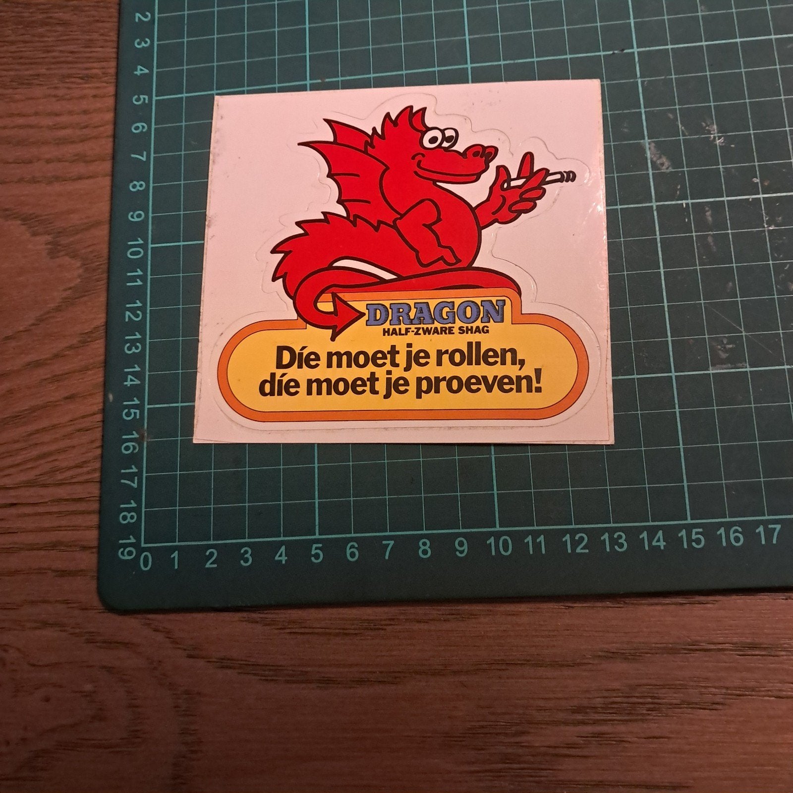 Vintage Dragon Shag Sticker Jaren 80 - 'Díe moet je rollen', Ophalen of Verzenden