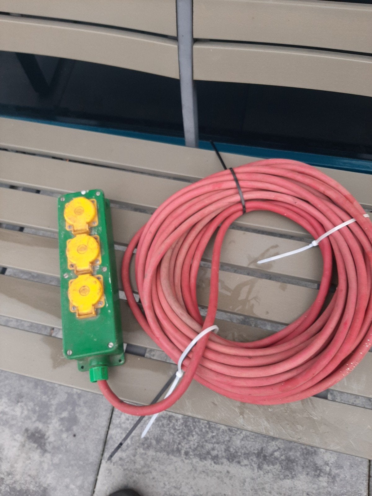 Verlengsnoer met 3 stopcontacten en oprolbare kabel, Doe-het-zelf en Verbouw, Ophalen, Gebruikt, Overige merken, Stekkerdoos