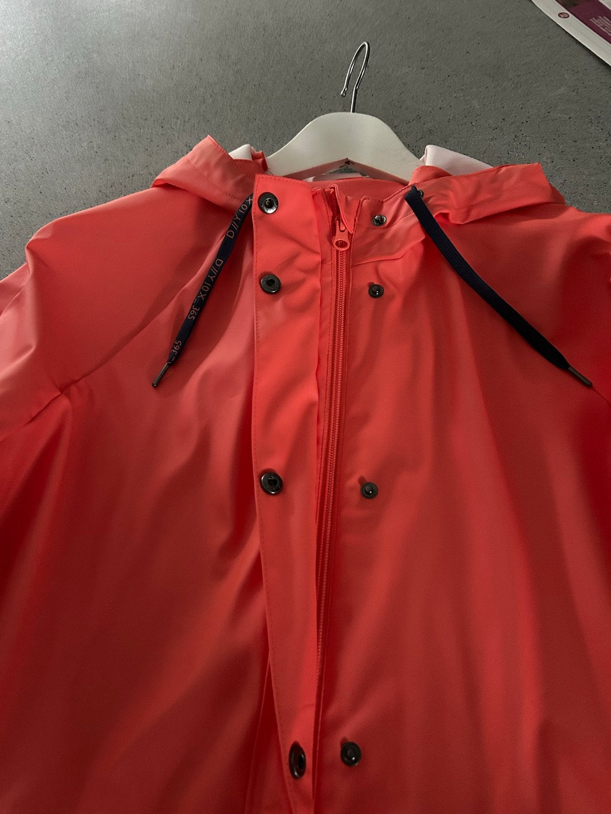Oranje regenjas met capuchon - Zo goed als nieuw, Ophalen of Verzenden, Zo goed als nieuw, Maat 38/40 (M), Oranje