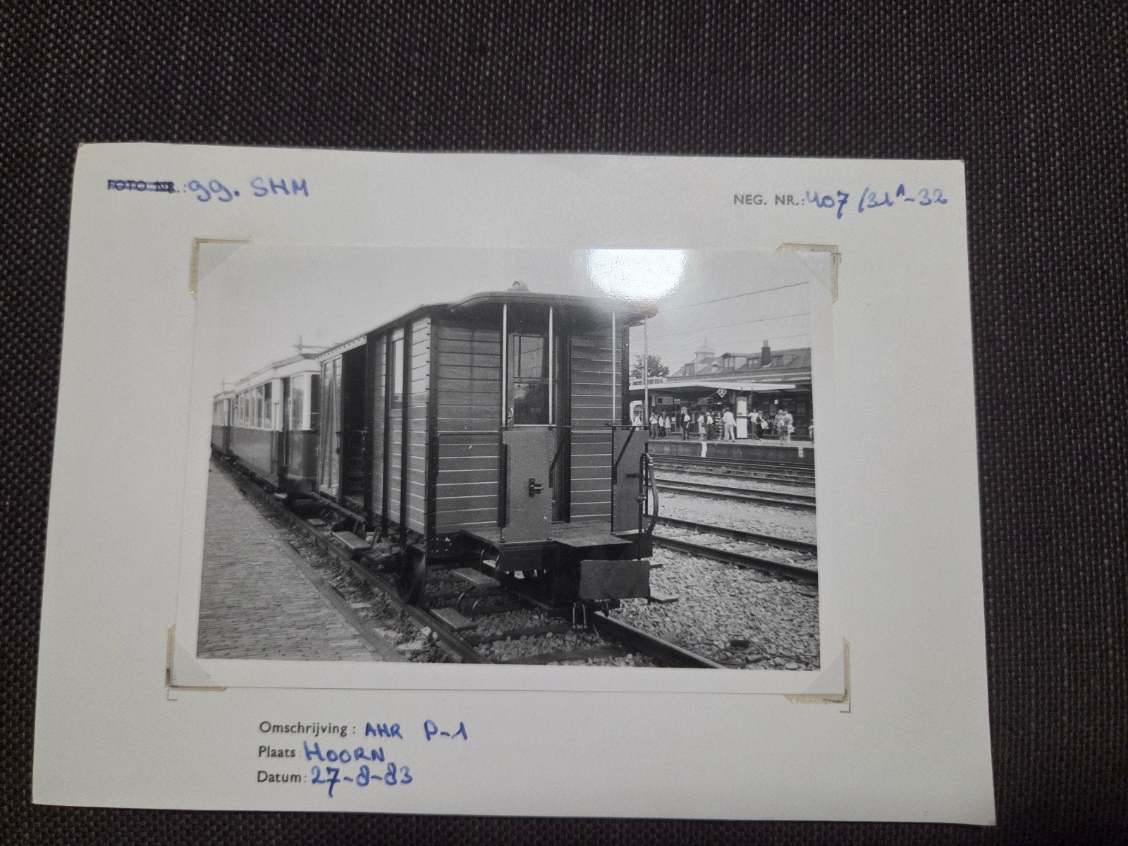 Zwart-wit foto AHR P-1 Hoorn 27-8-83 SHM, Verzamelen, Spoorwegen en Tramwegen, Ophalen of Verzenden, Gebruikt, Trein, Kaart of Prent