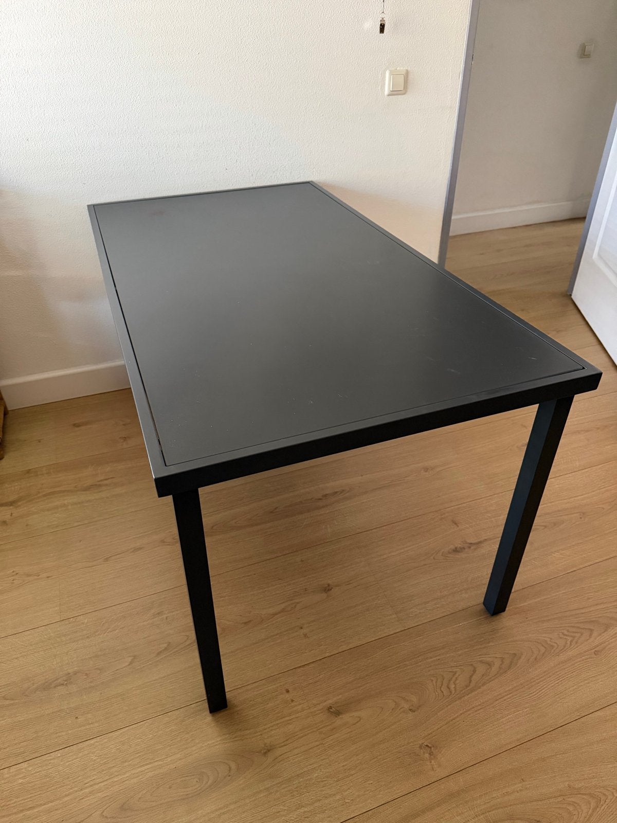Moderne tafel met donkere glasplaat, Ophalen, 100 tot 150 cm, 50 tot 100 cm, Vier personen