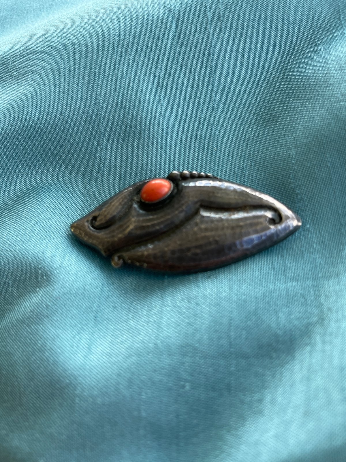 Gehamerde zilveren broche Amsterdamseschool met bloedkoraal, Sieraden, Tassen en Uiterlijk, Broches, 4 tot 7 cm, Gebruikt, Ophalen of Verzenden