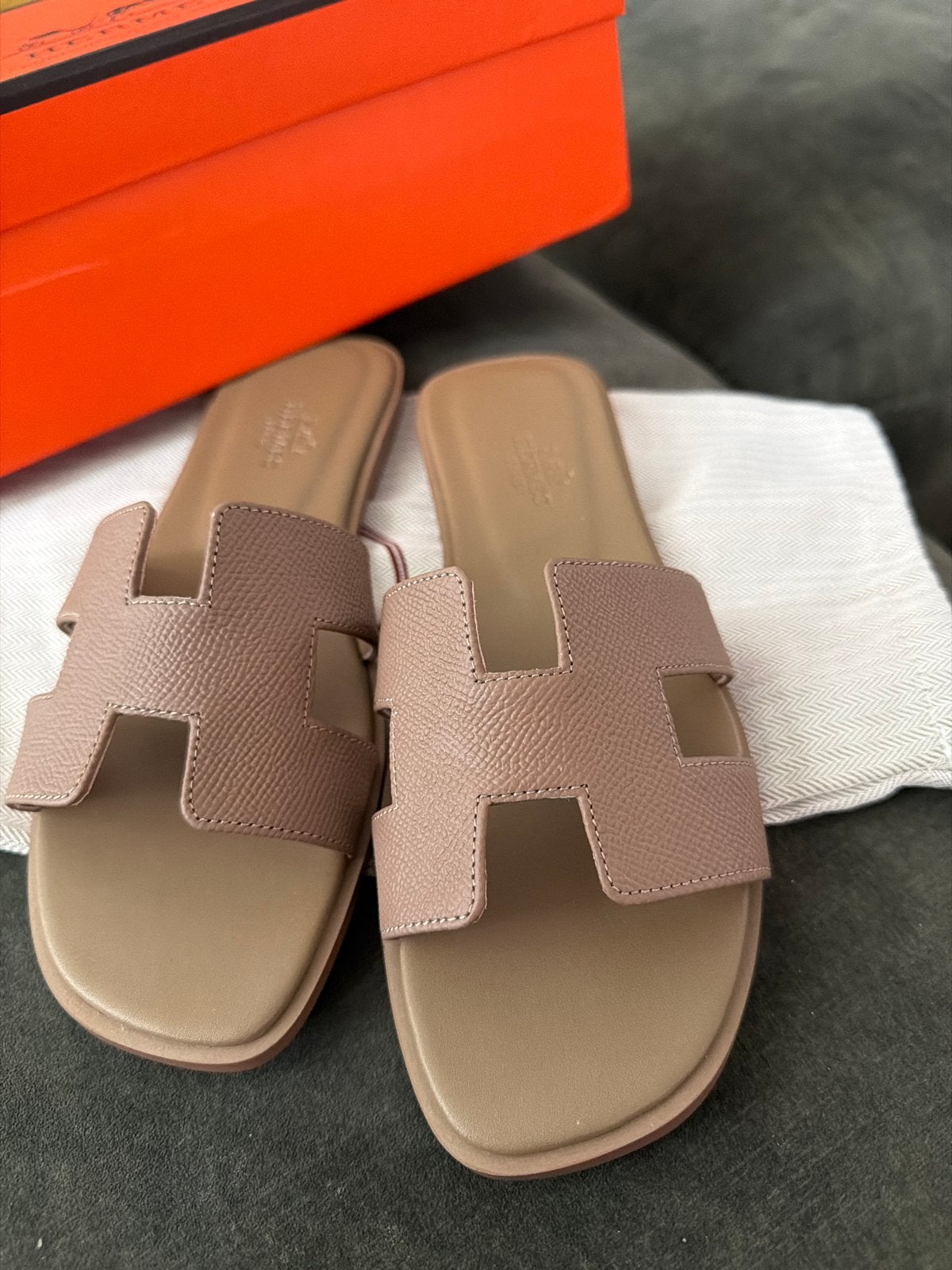Hermès Oran Slippers - Nieuwstaat, Kleding | Dames, Schoenen, Ophalen of Verzenden, Zo goed als nieuw, Beige, Slippers