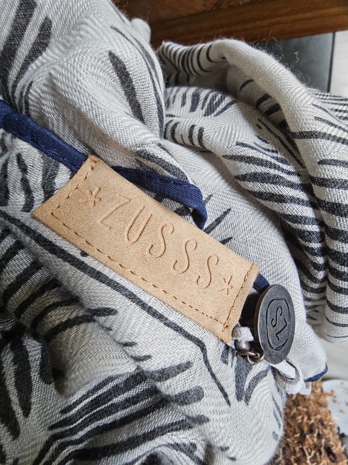 Zusss grote Sjaal met Bladprint - Zo goed als nieuw, Kleding | Dames, Maat 46/48 (XL) of groter, Ophalen of Verzenden, Zo goed als nieuw