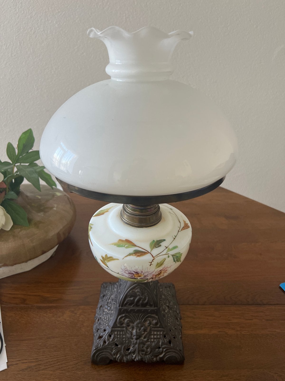 Antieke olielamp met bloemmotief en gietijzeren voet, Antiek en Kunst, Ophalen of Verzenden