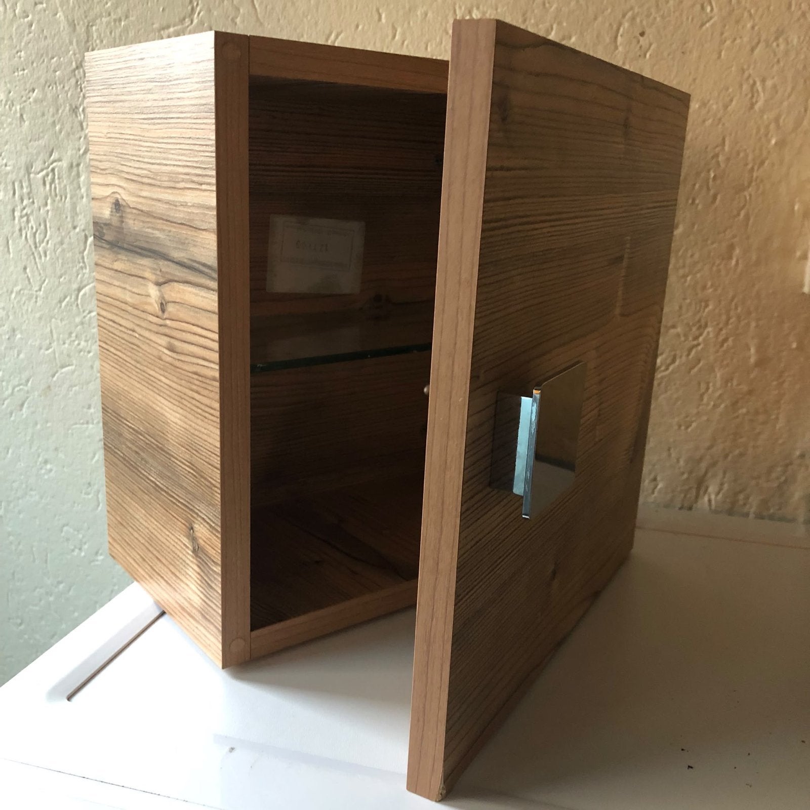 Houten kastje met glazen plankje en metalen handvat, Ophalen, Gebruikt