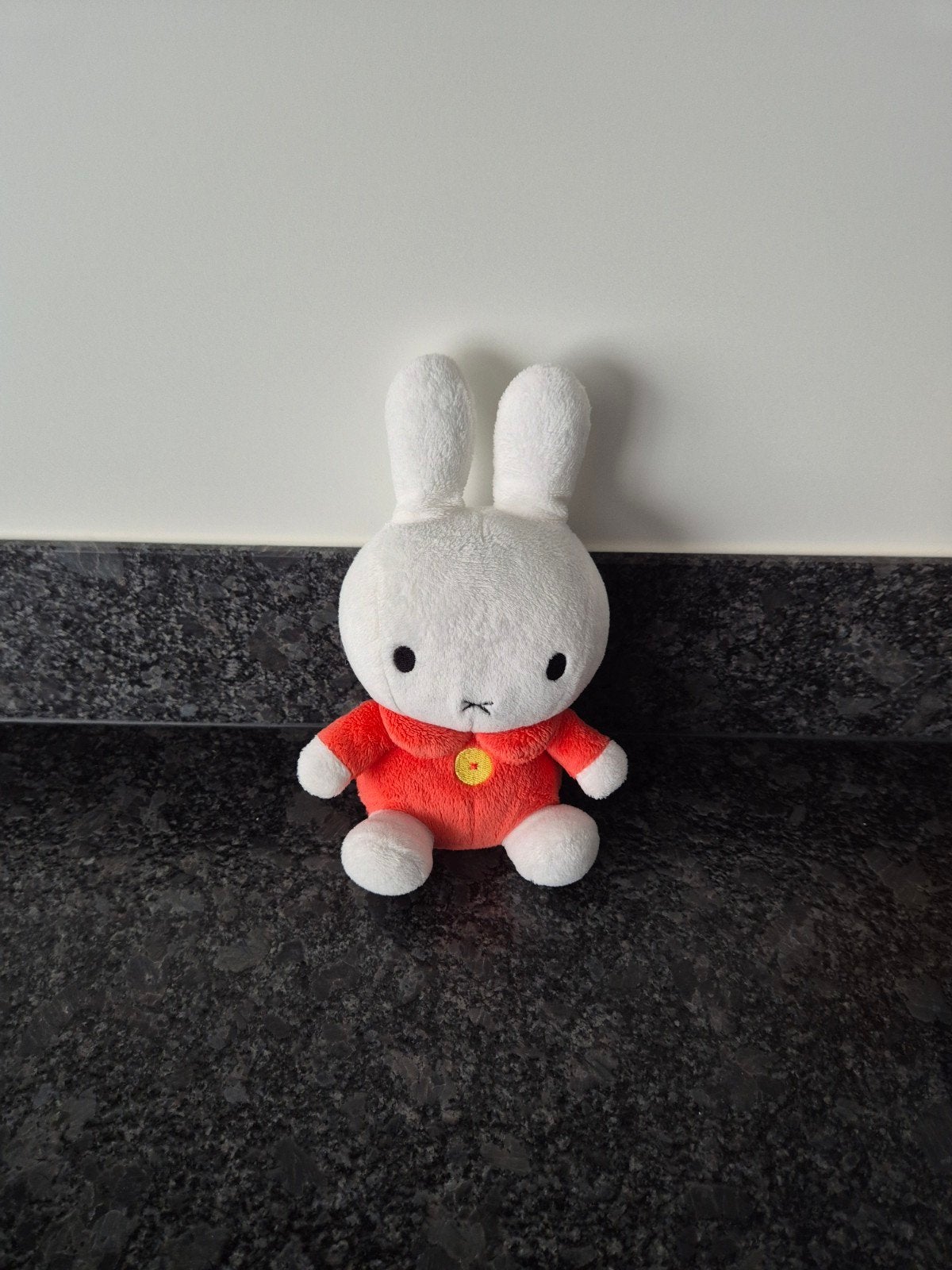 Nijntje Miffy - Knuffel Nijntje met rood/oranje pakje, Ophalen of Verzenden, Konijn