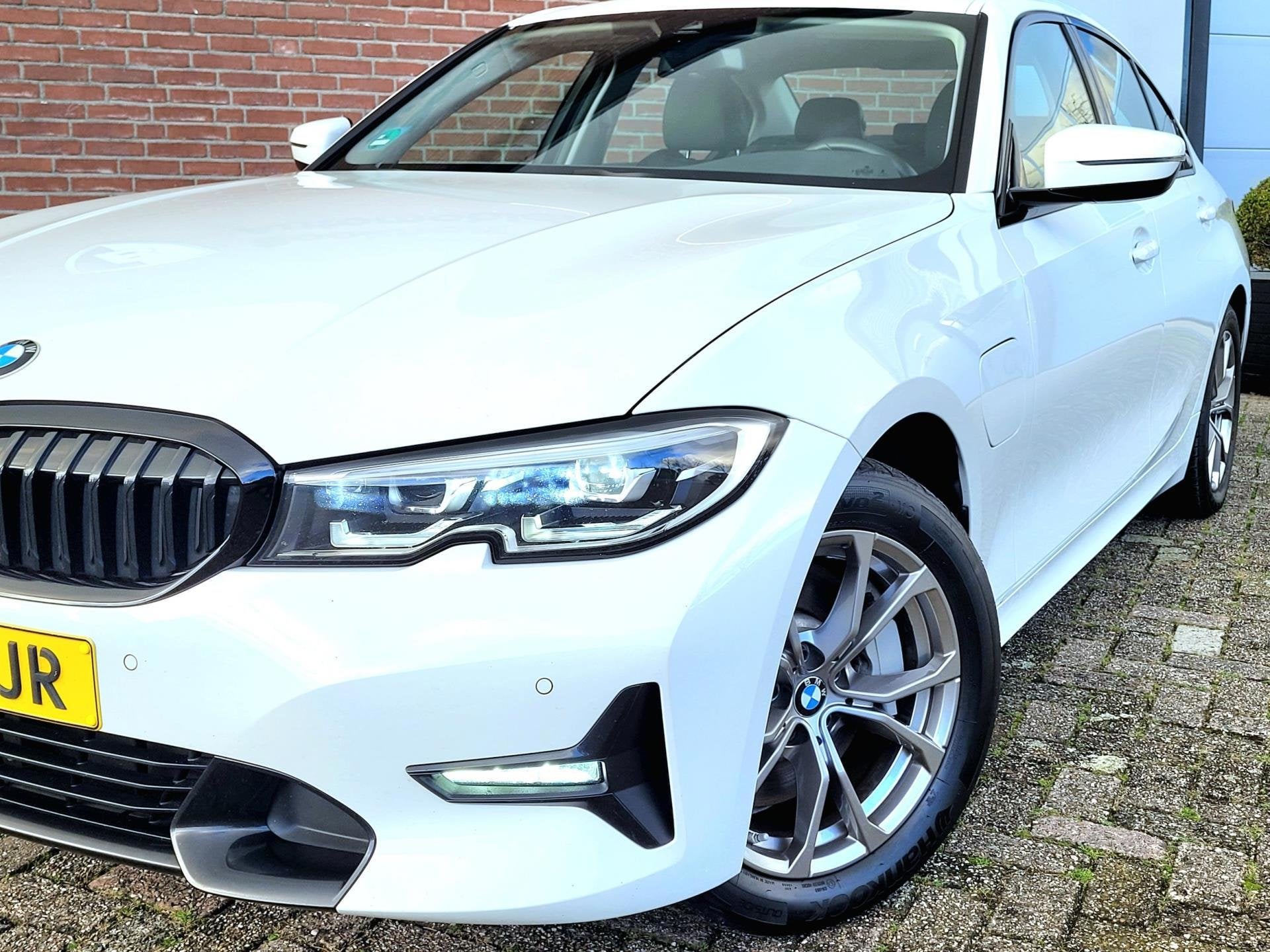 BMW 3-serie 330e Sport Line 292PK, M-stuur, HIFI, Leer, (1e, Achterwielaandrijving, Gebruikt, 4 cilinders, Wit