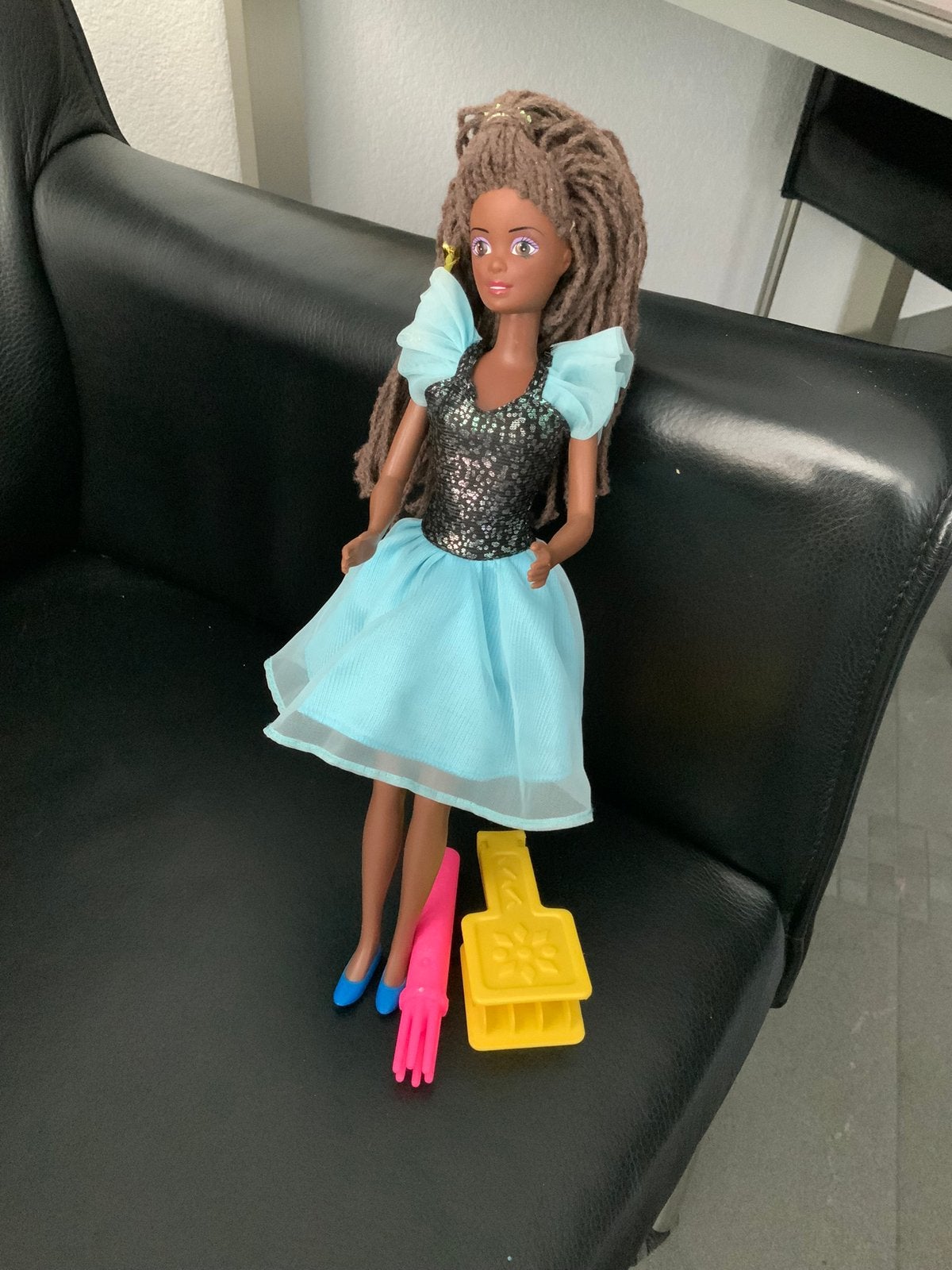 Leuke barbie pop met rasta haar. 1994 masbro inc., Verzamelen, Ophalen of Verzenden, Zo goed als nieuw, Pop