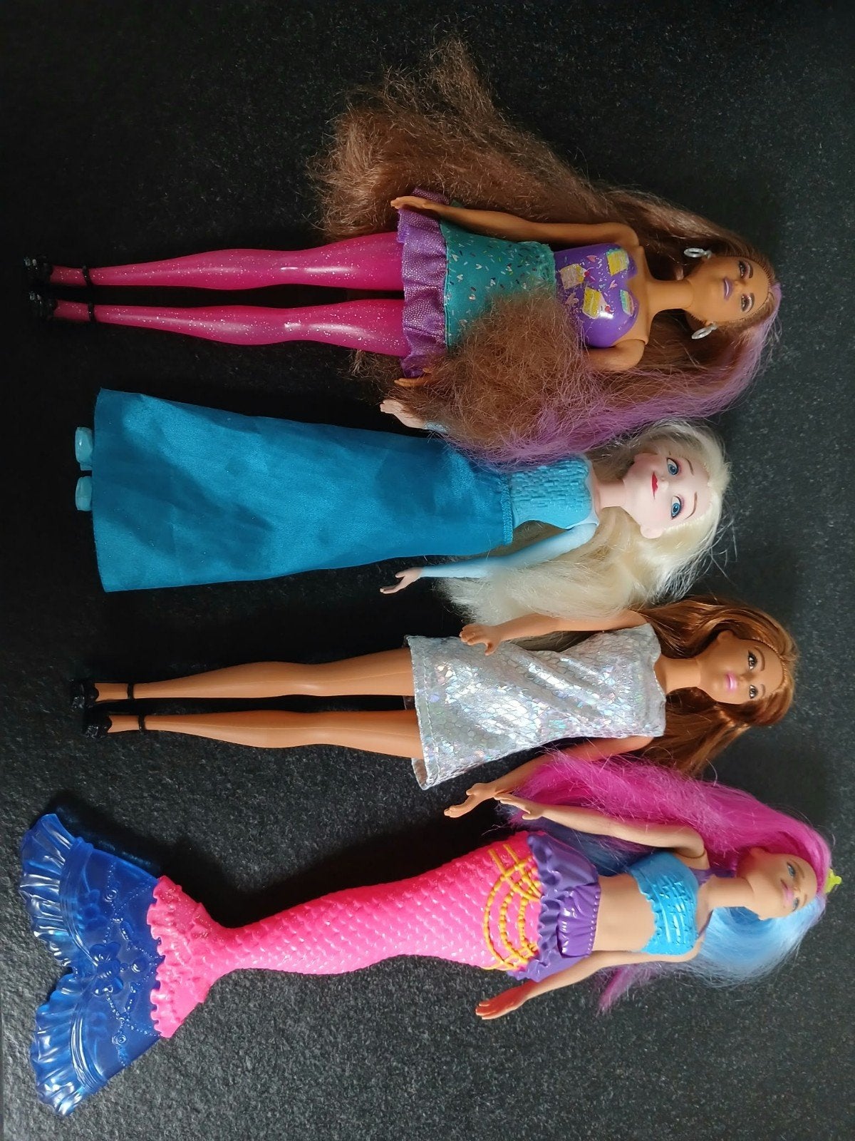 4 poppen met auto en extra kleren, Ophalen of Verzenden, Gebruikt, Barbie