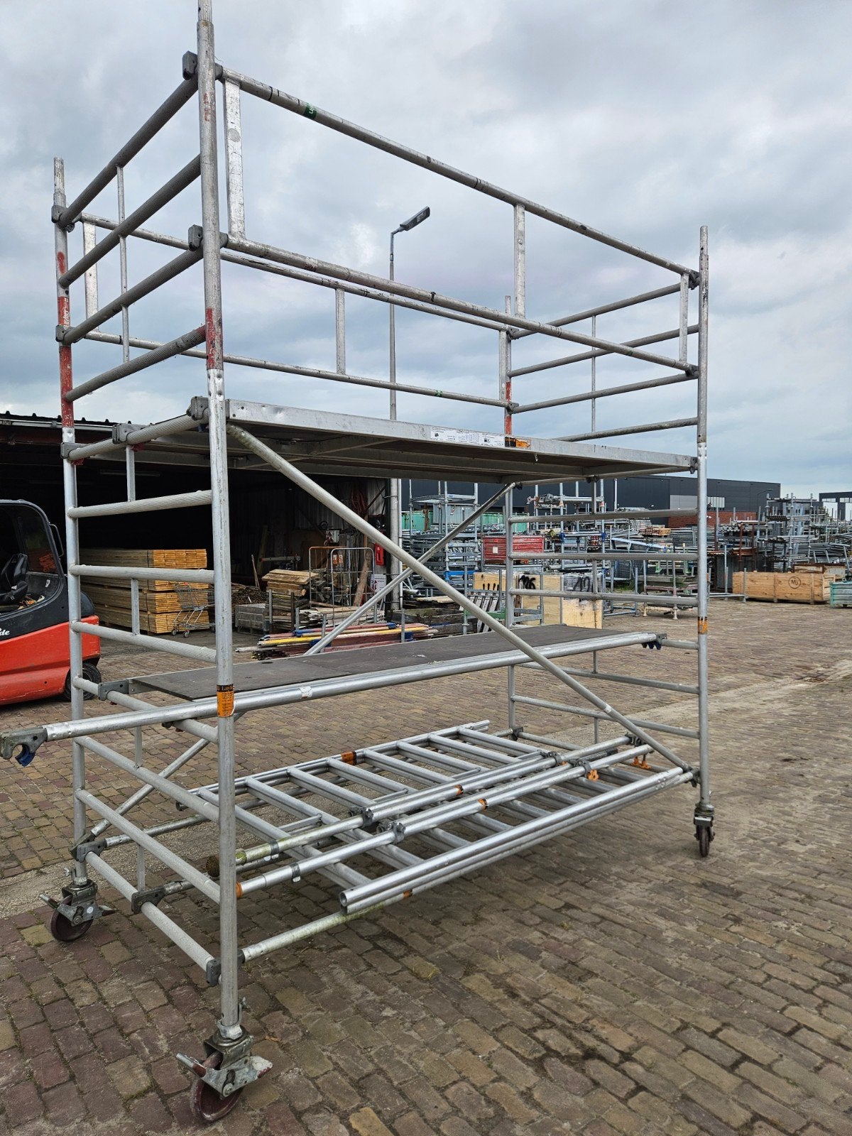 Layher Rolsteiger 6 mtr werkhoogte (4 mtr stahoogte), Ophalen, Gebruikt, ., Layher