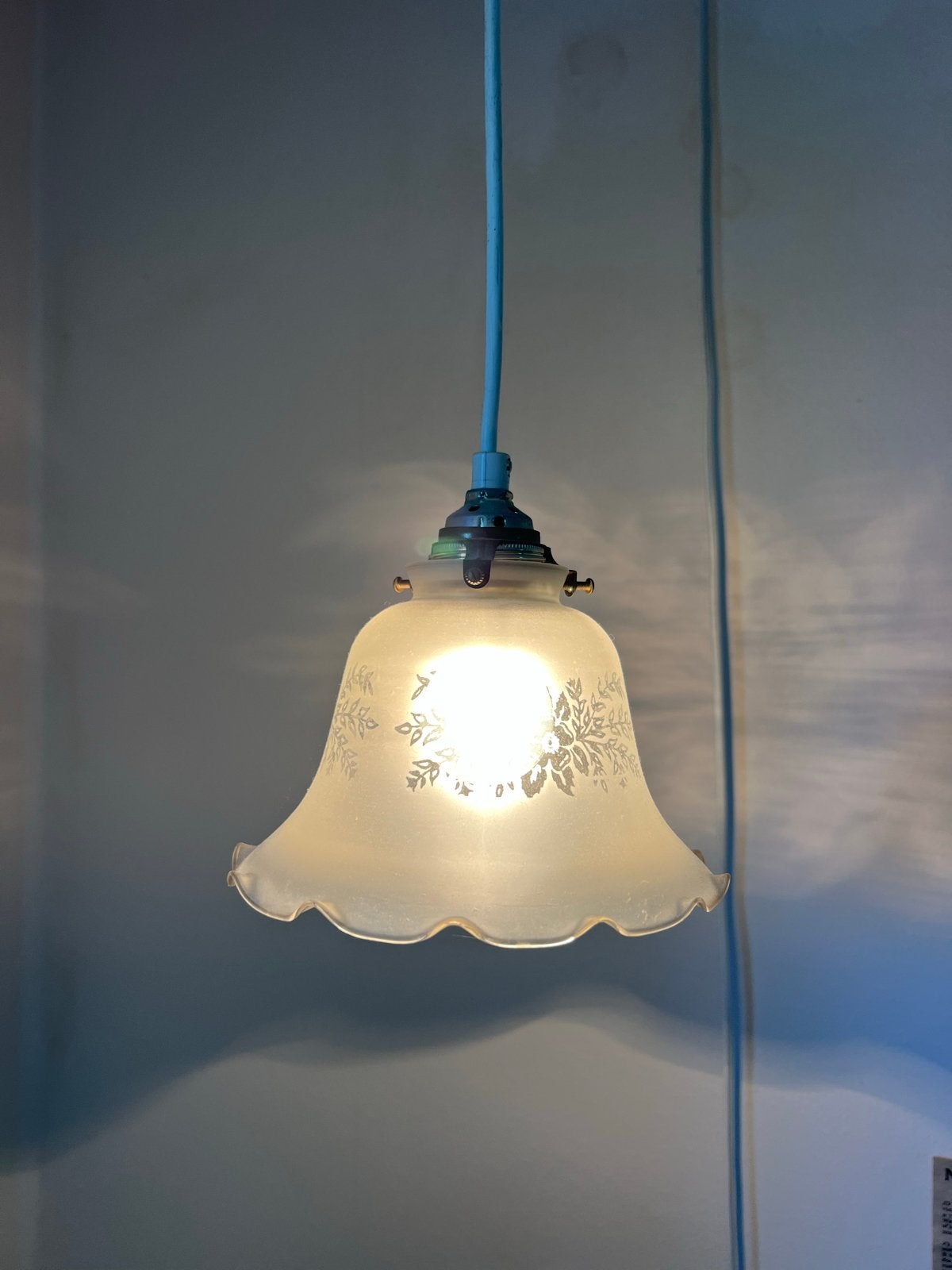 Vintage geslepen glazen hanglampje met bloemmotief, Antiek en Kunst, Antiek | Lampen, Ophalen