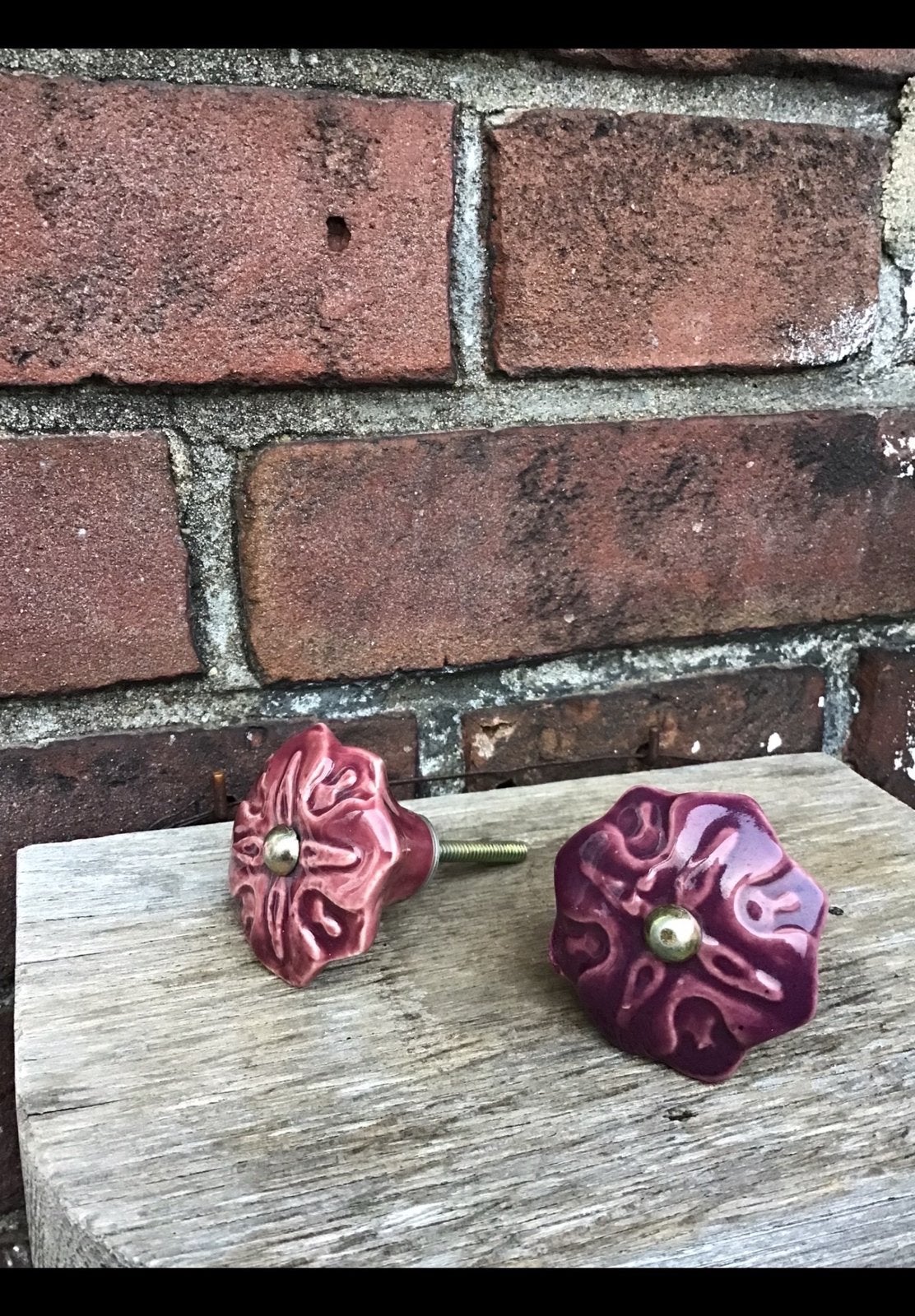 Twee stenen knopjes voor op kast. aubergine kleurig. Steen., Doe-het-zelf en Verbouw, Hang- en Sluitwerk, Ophalen of Verzenden