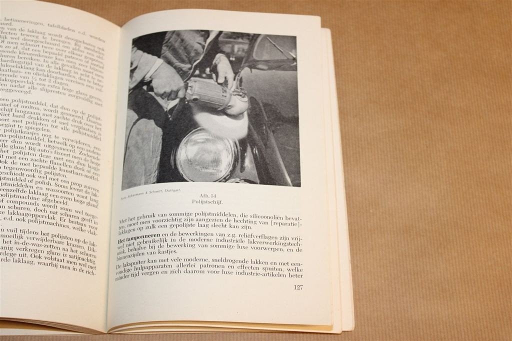 Spuiten van Lak op Hout en Metaal — Vintage Vakboek [1954], Ophalen of Verzenden, Gelezen, Overige onderwerpen