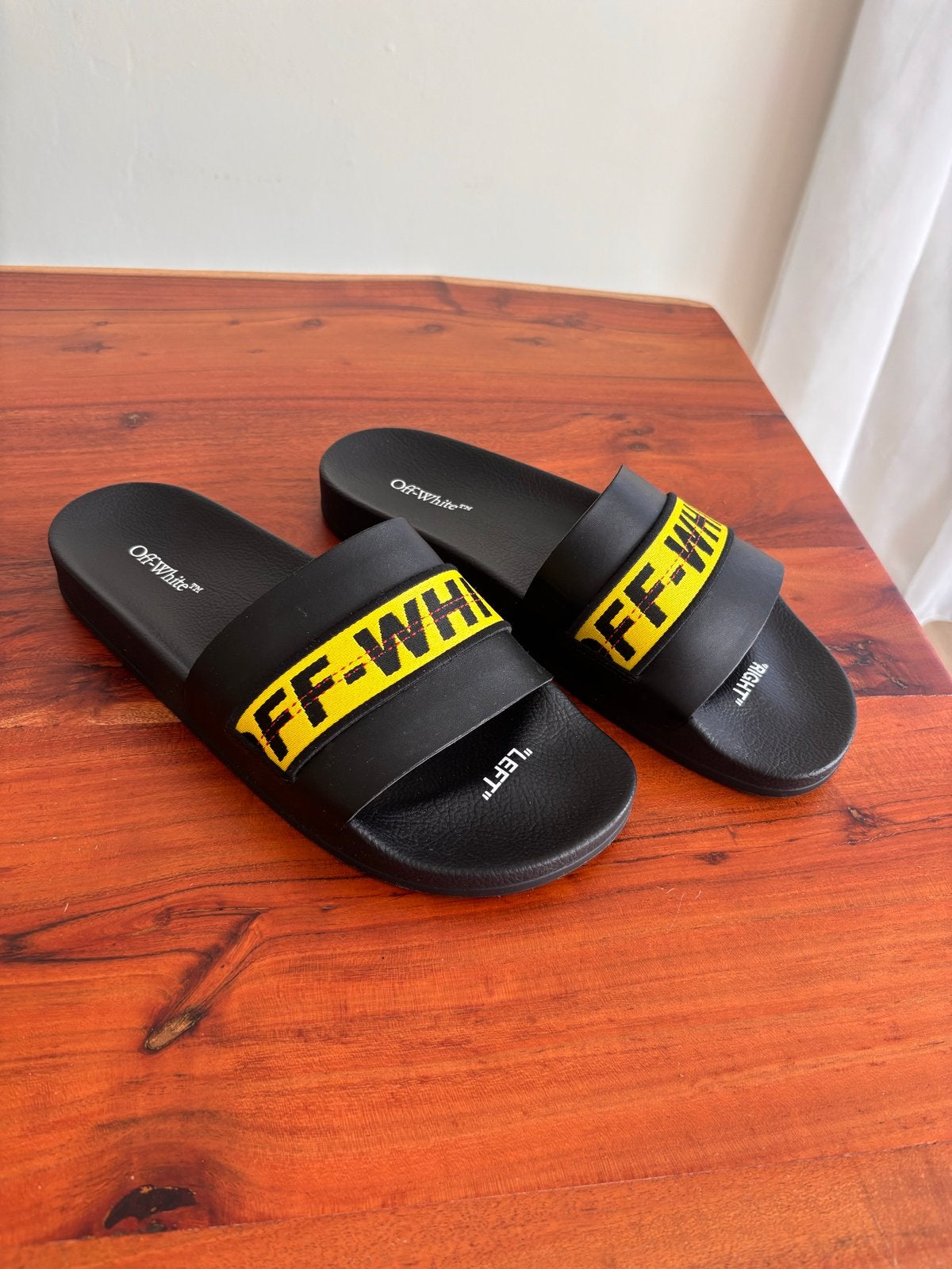 Off-White slippers maat 46 - Zwart met gele band, Slippers, Zwart, Ophalen of Verzenden, Gedragen