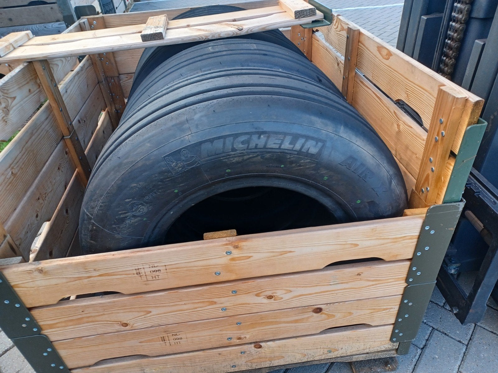 Michelin 34 11.0 R17  vliegtuig dieplader, Gebruikt, 23 Place des Carmes Dechaux, 63000 Clermont-Ferrand, France, Michelin, Contact@michelin.com