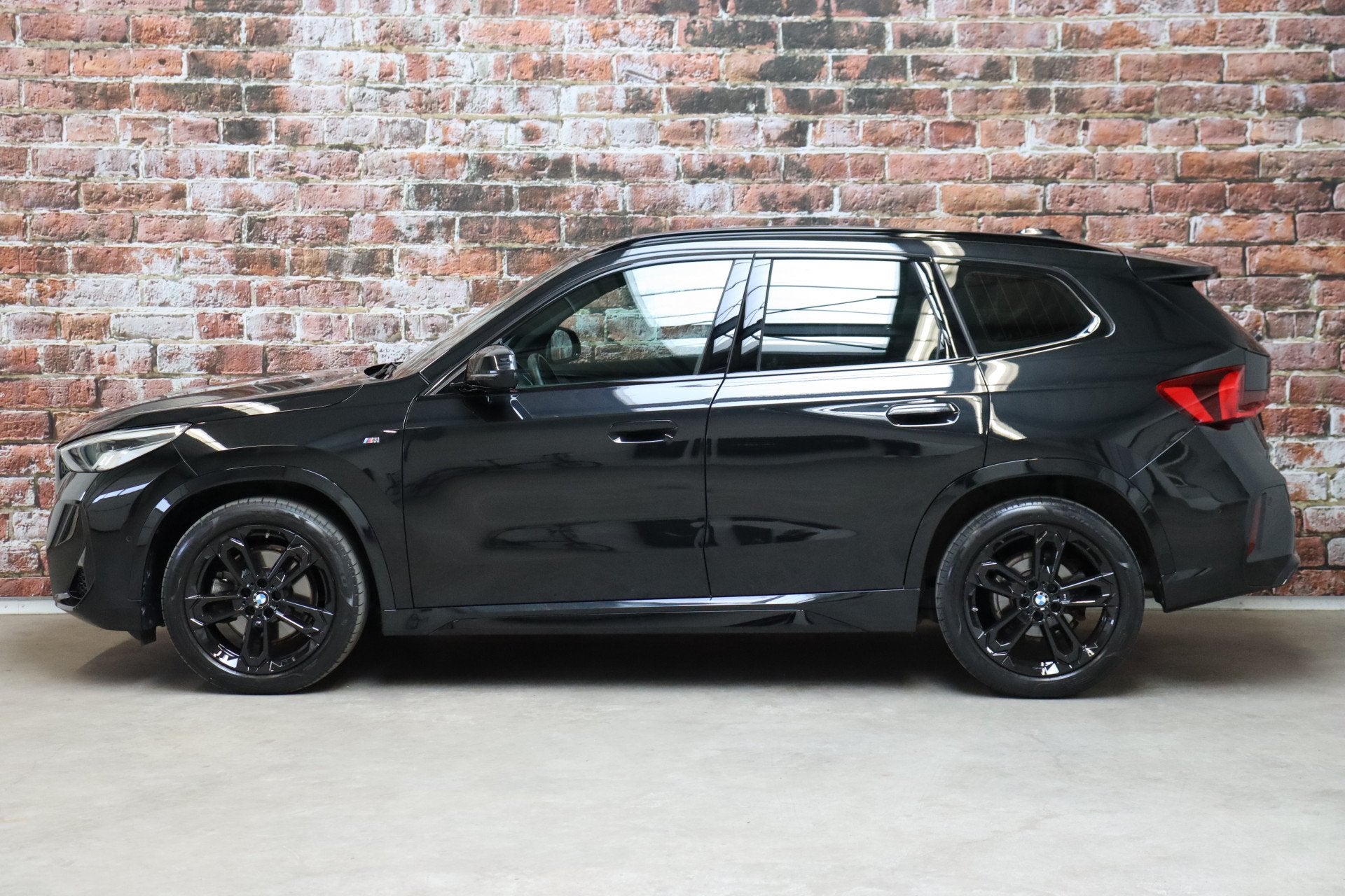 BMW X1 sDrive20i Executive M Sport Pakket Automaat / Connect, Dealer onderhouden, 1525 kg, 156 pk, Zwart