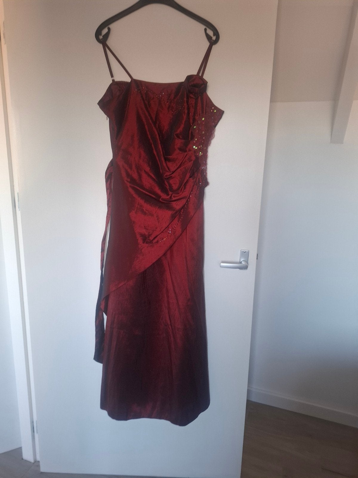 Elegante bordeauxrode avondjurk met pailletten, Maat 46/48 (XL) of groter, Nieuw, Ophalen of Verzenden, Enviecollection