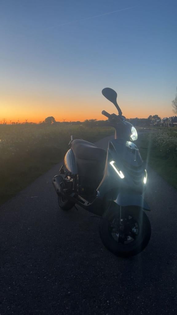 Zip 125cc brom, Fietsen en Brommers, Scooters | Piaggio, Zo goed als nieuw, Zip, Benzine, Ophalen of Verzenden