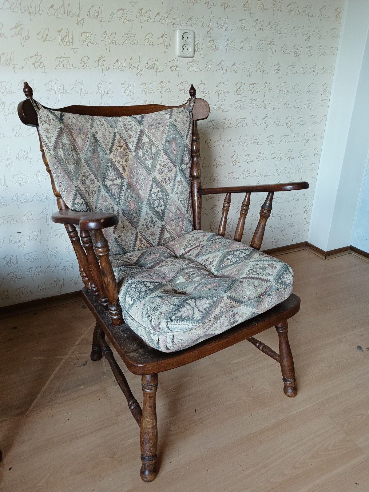Gratis op te halen: Houten stoel met kussens, Ophalen, Hout, Gebruikt, Overige kleuren