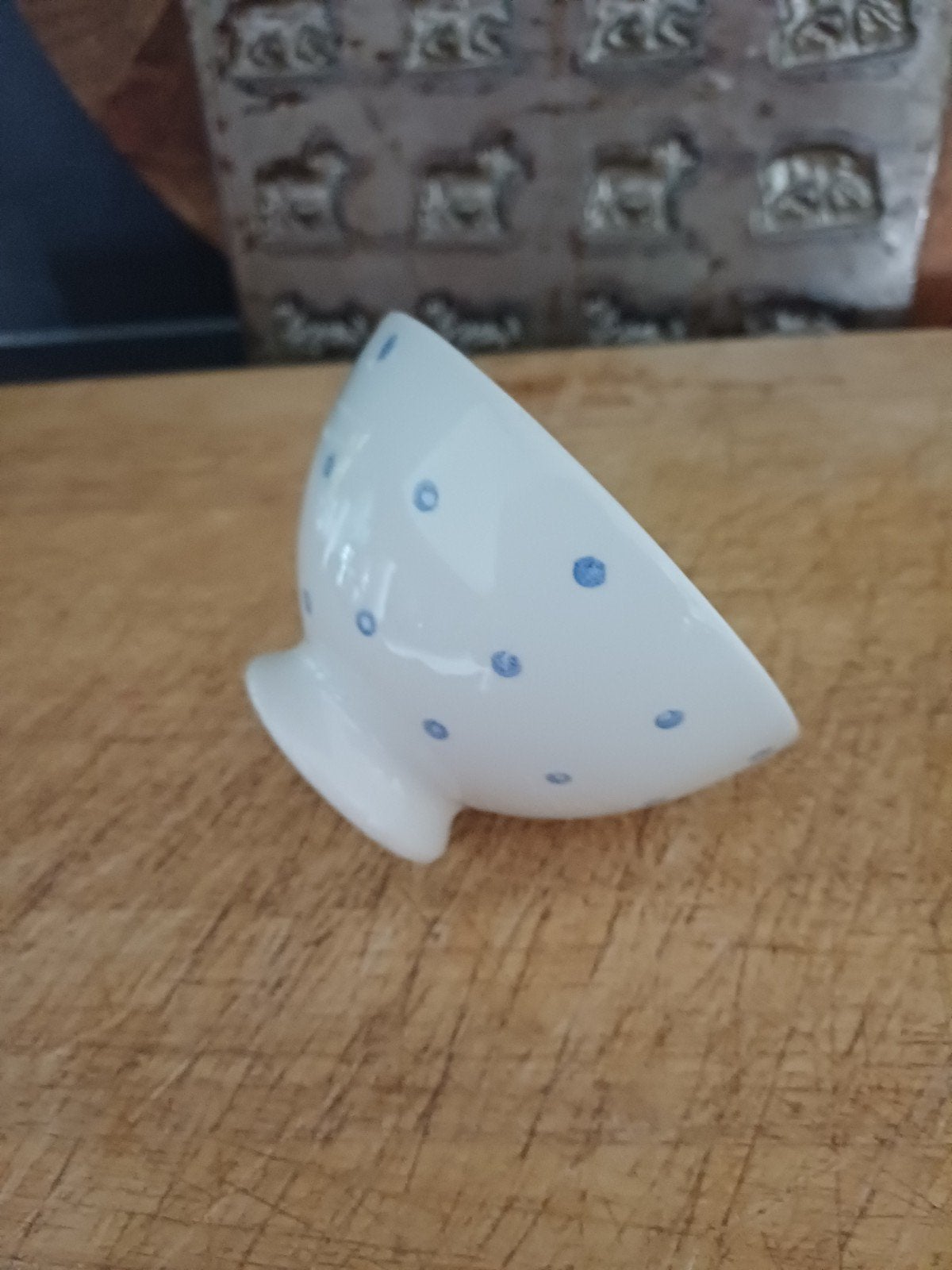 Mooie Franse Spoelkom roomwit met blauwe vlokjes dotjes, Verzenden