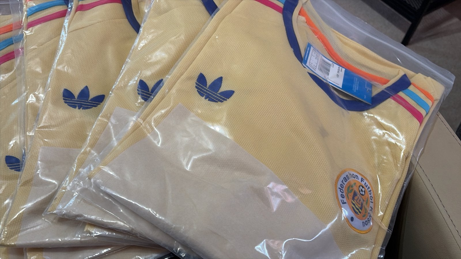 Nieuw Adidas Voetbalshirt - Geel met Blauw Logo, Geel, Nieuw, Overige maten, Ophalen of Verzenden