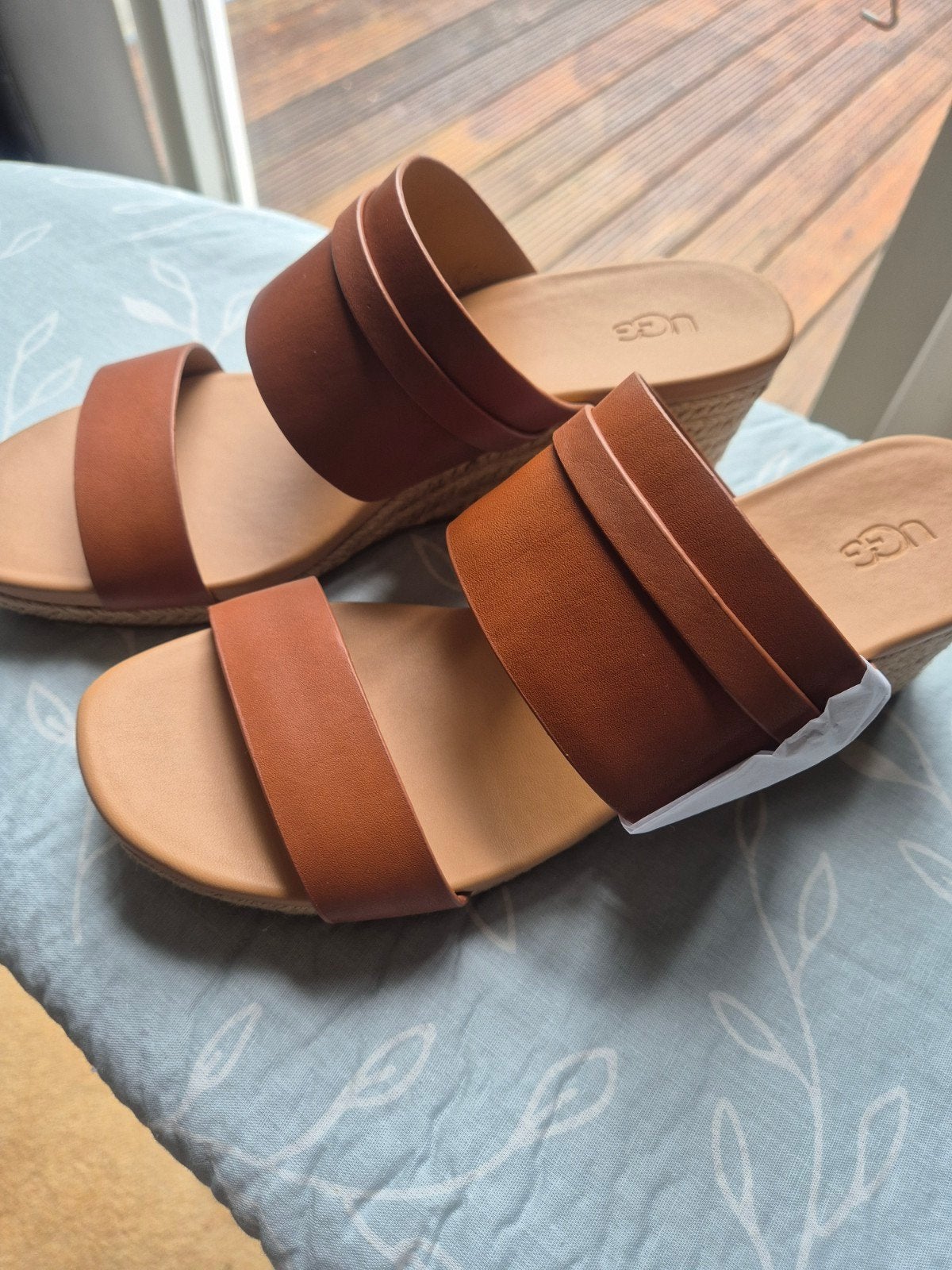 Nieuwe cognac plateau slippers UGG., Kleding | Dames, Ophalen of Verzenden, Nieuw, Bruin