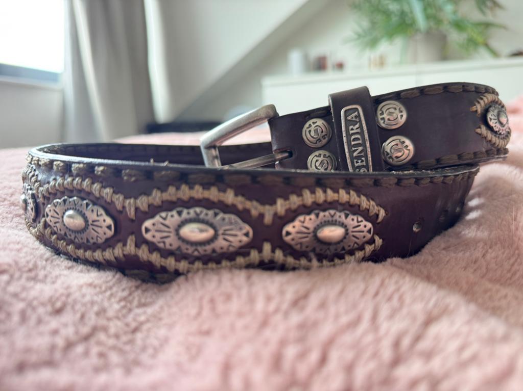 Riem van Sendra, donkerbruin leer met conchos, Kleding | Dames, Riemen en Ceinturen, 80 tot 90 cm, Echt leder, Heupriem, Ophalen of Verzenden