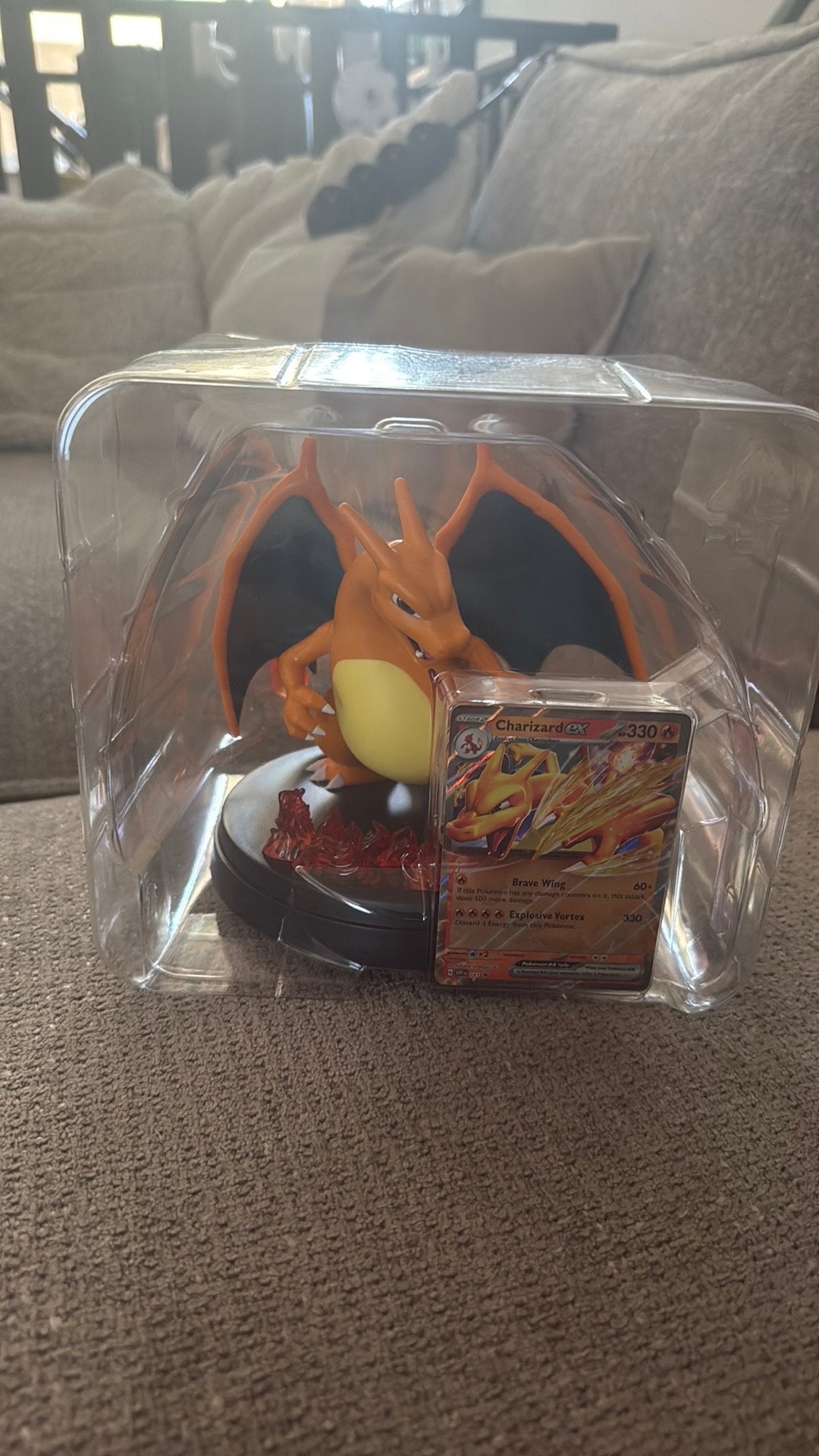 Standbeeldje charizard met de promo charizard, Ophalen of Verzenden, Zo goed als nieuw