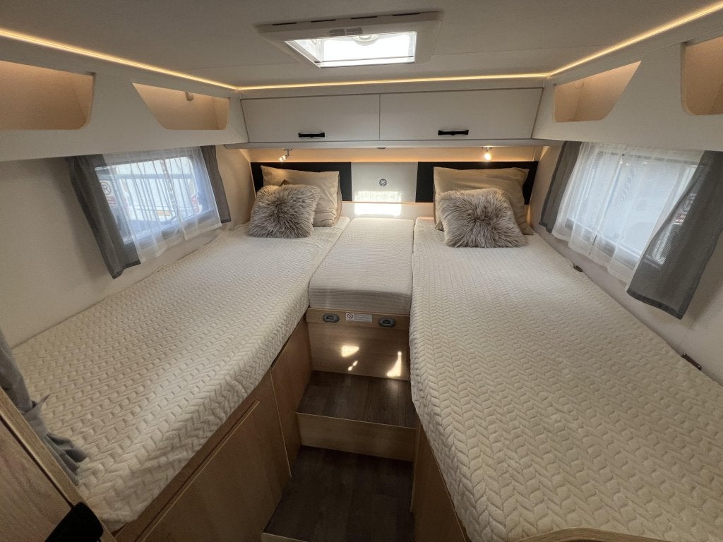 Foto 3 van Sunlight T68 Adventure Edition 9T AUT ENKELE BEDDEN+HEFBED