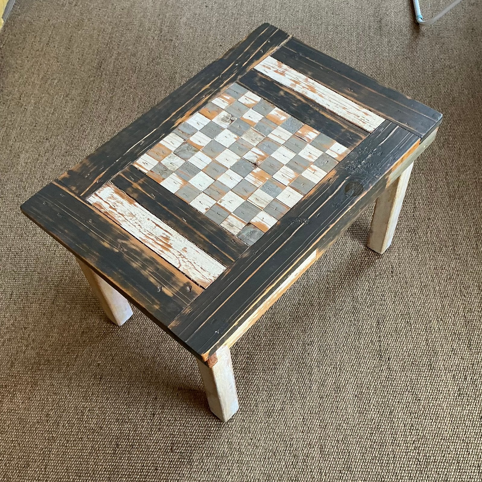 Bijzettafel/Tafeltje van sloophout met ingelegd schaakmotief, Huis en Inrichting, Ophalen, Zo goed als nieuw, Rechthoekig, Minder dan 55 cm