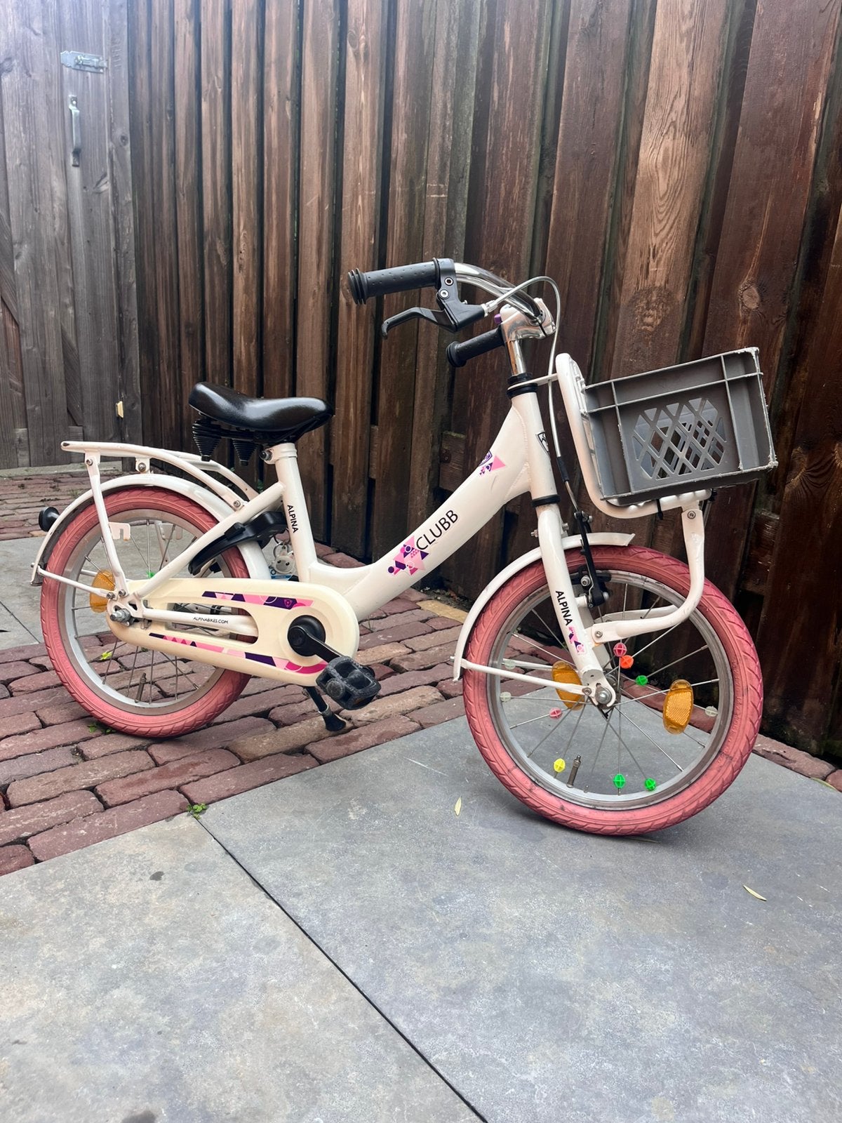 Alpina Clubb 16 inch meisjesfiets – wit/roze met kratje, Fietsen en Brommers, Ophalen, Terugtraprem, 16 inch, Handrem
