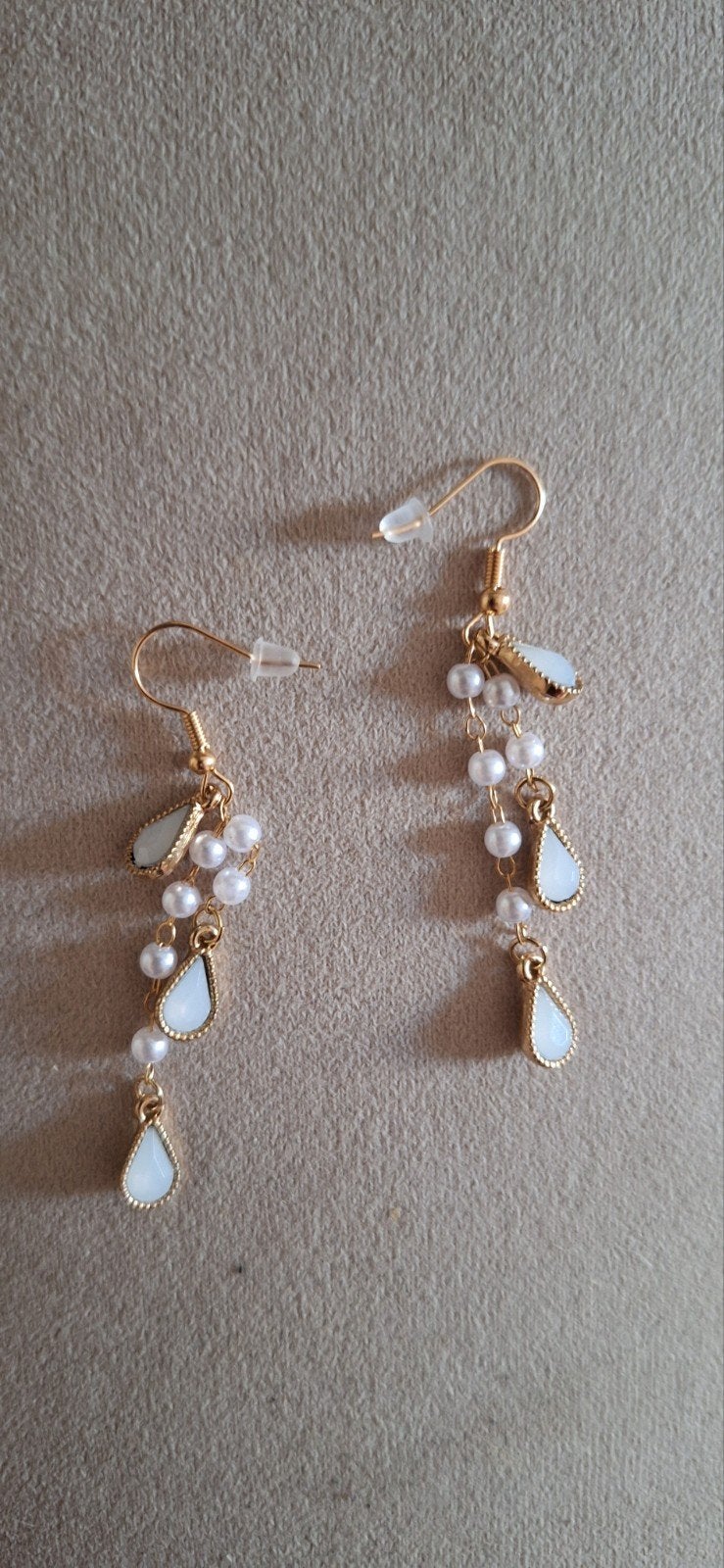Elegante gouden oorbellen met parels en witte hangers, Overige materialen, Hangers, Ophalen of Verzenden, Zo goed als nieuw