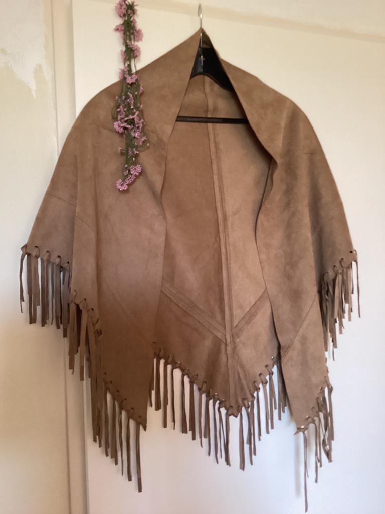 Poncho, omslagdoek, franje, suédelook, driehoek, bruin., Ophalen of Verzenden, Zo goed als nieuw, Maat 46/48 (XL) of groter, Sjaal