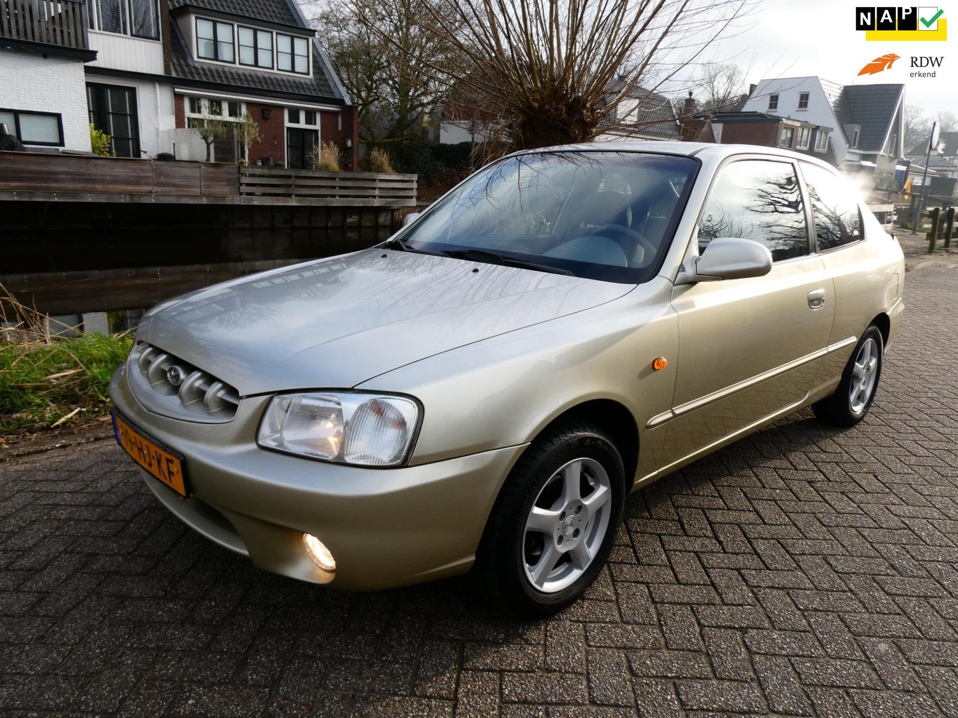 Hyundai Accent 1.5i GS 90pk Semi-Classic 3-drs Airco Nette a, Auto's, Hyundai, Voorwielaandrijving, Metallic lak, Handgeschakeld