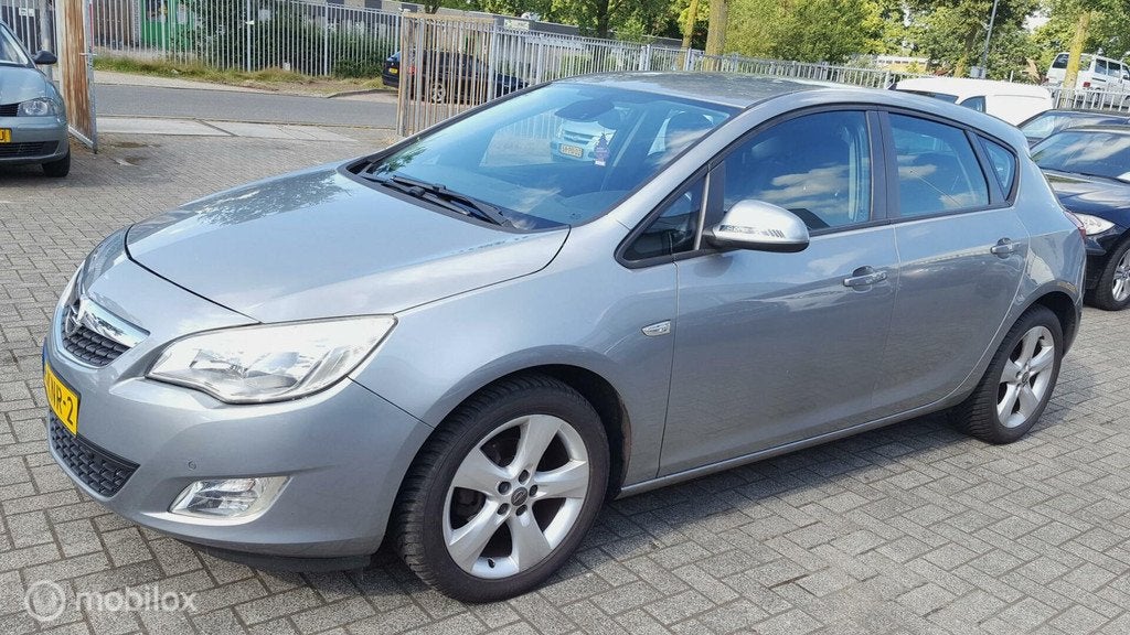 Opel Astra 1.6 Cosmo, Voorwielaandrijving, Euro 5, 680 kg, 4 cilinders