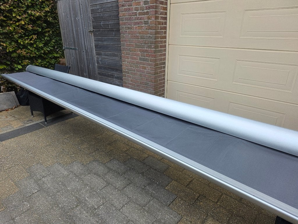 5,50 meter breed elektrische zonnescherm antraciete doek, Ophalen, 450 cm of meer, Elektrisch, Zo goed als nieuw