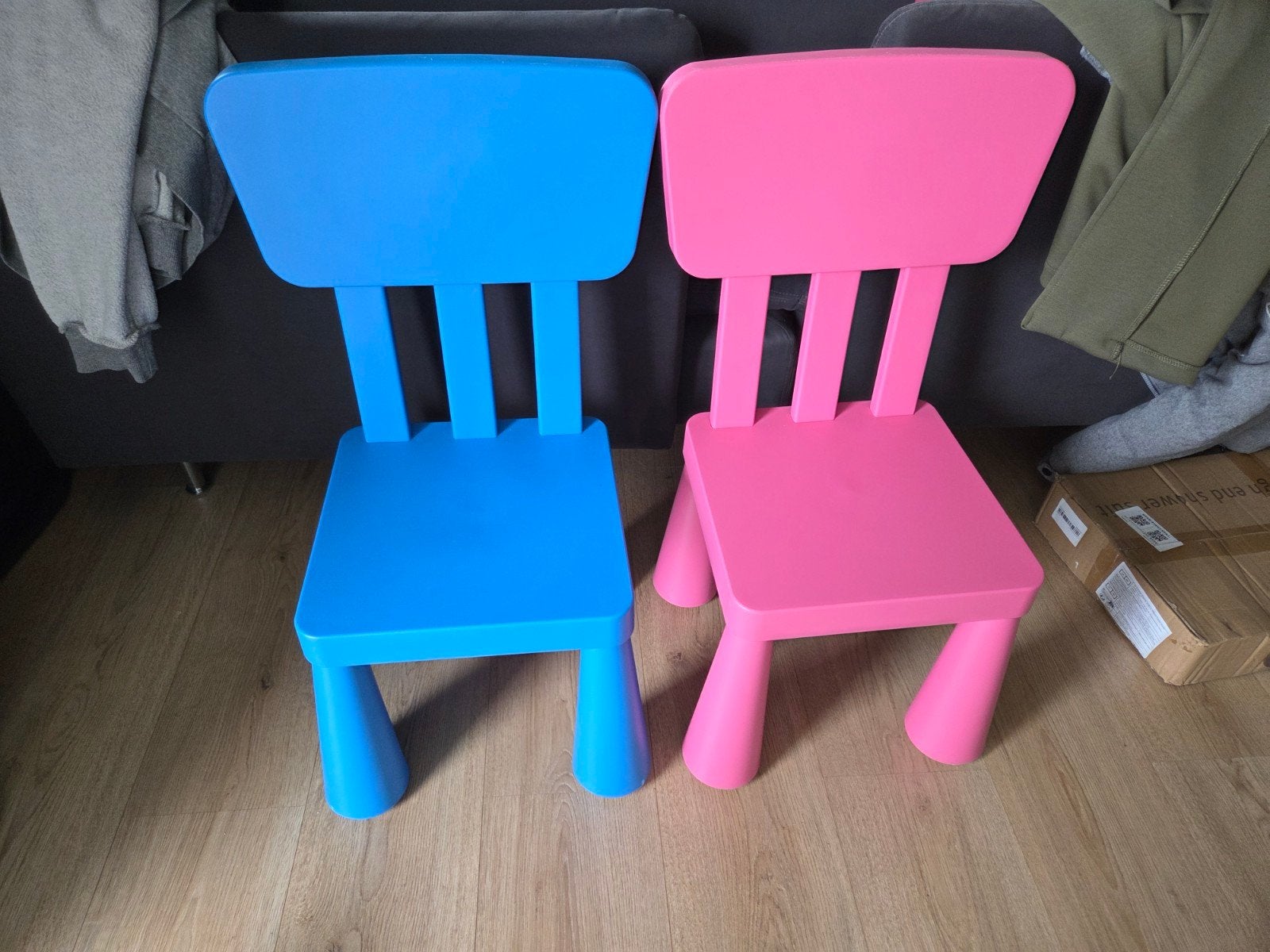 2 IKEA kinderstoeltjes (roze en blauw), Ophalen