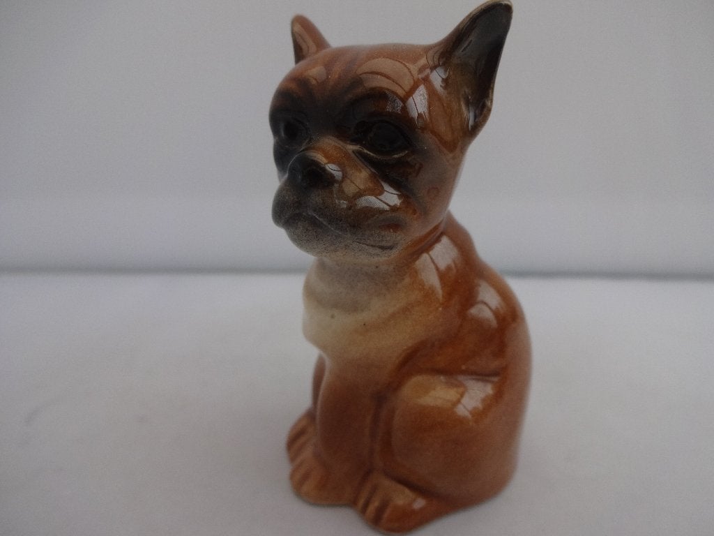 Porseleinen zittende boxer hond van Goebel no: 30-100-01-0, Verzamelen, Beelden en Beeldjes, Ophalen of Verzenden, Nieuw, Dier