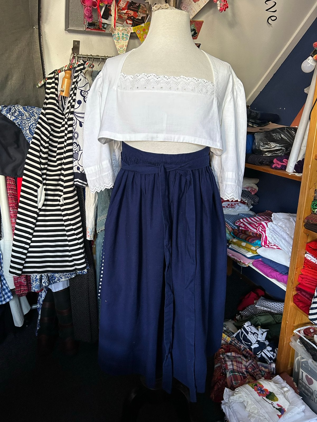 Vintage Dirndl Donkerblauw Schort met Smockwerk Katoen, Ophalen of Verzenden