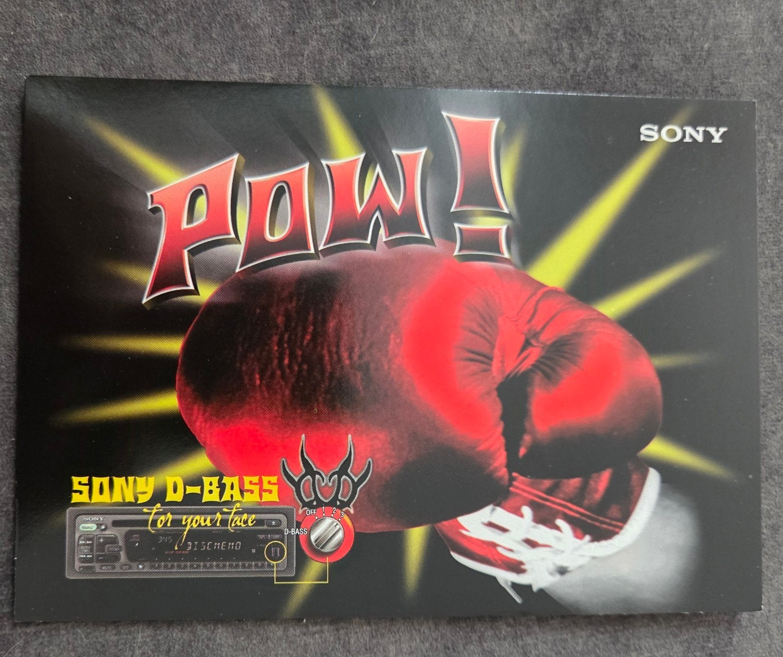 Vintage Sony D-Bass 'Pow!' reclame ansichtkaart, Verzenden, 1980 tot heden, Ongelopen, Overige thema's