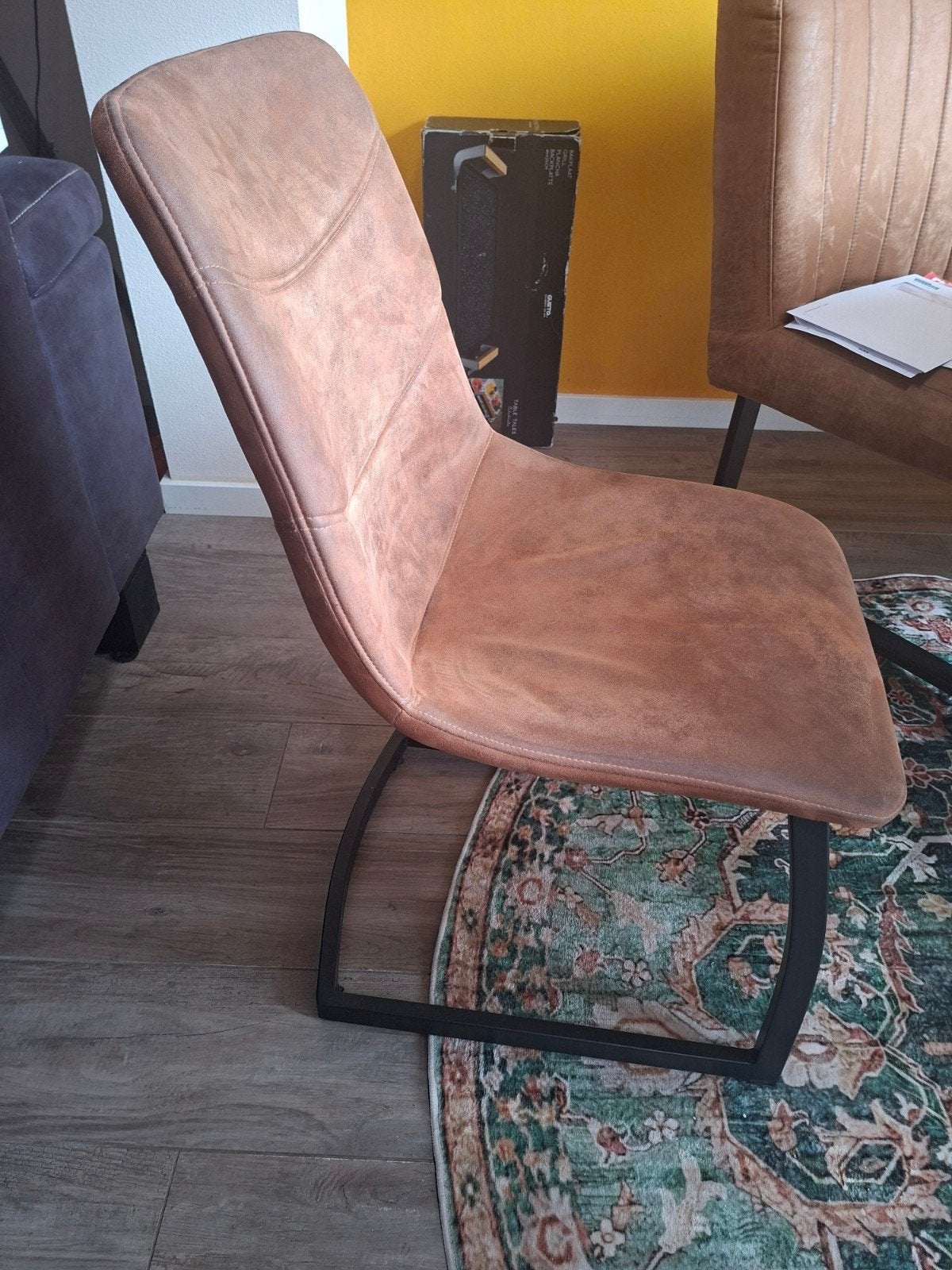 2 moderne eetkamerstoelen - Bruine stof met zwart frame, Ophalen, Gebruikt, Bruin, Eén