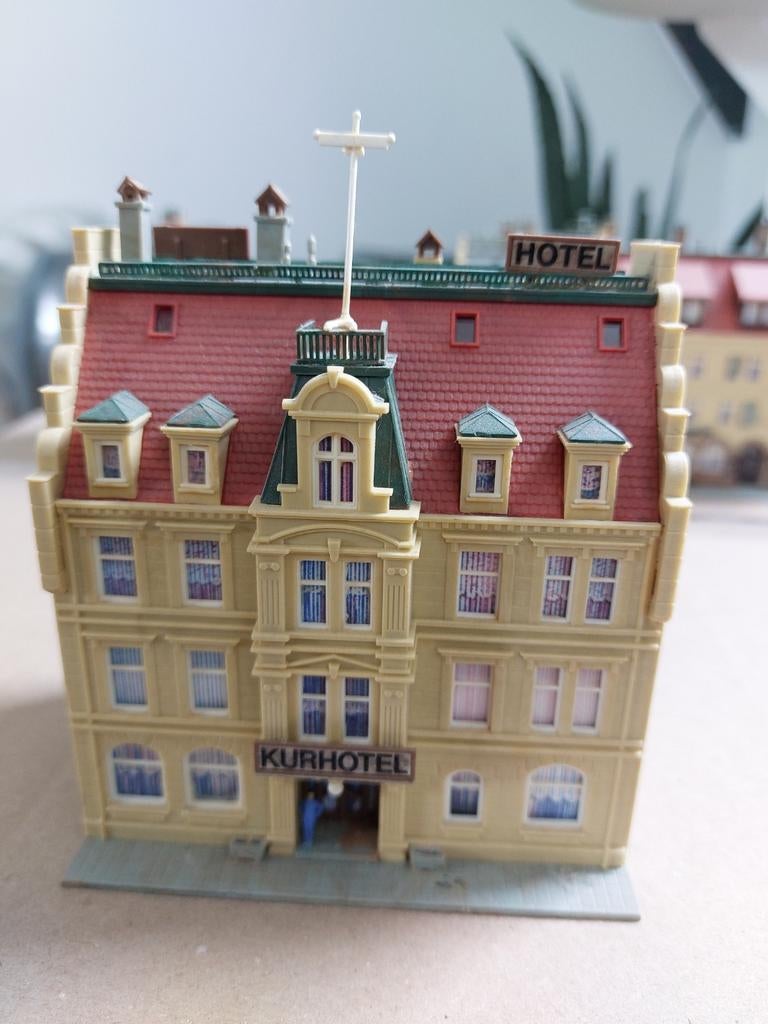 Kibri Kuurhotel met Boetiek Spoor N, Hobby en Vrije tijd, Ophalen of Verzenden, Gebruikt, Brug, Tunnel of Gebouw, Overige merken