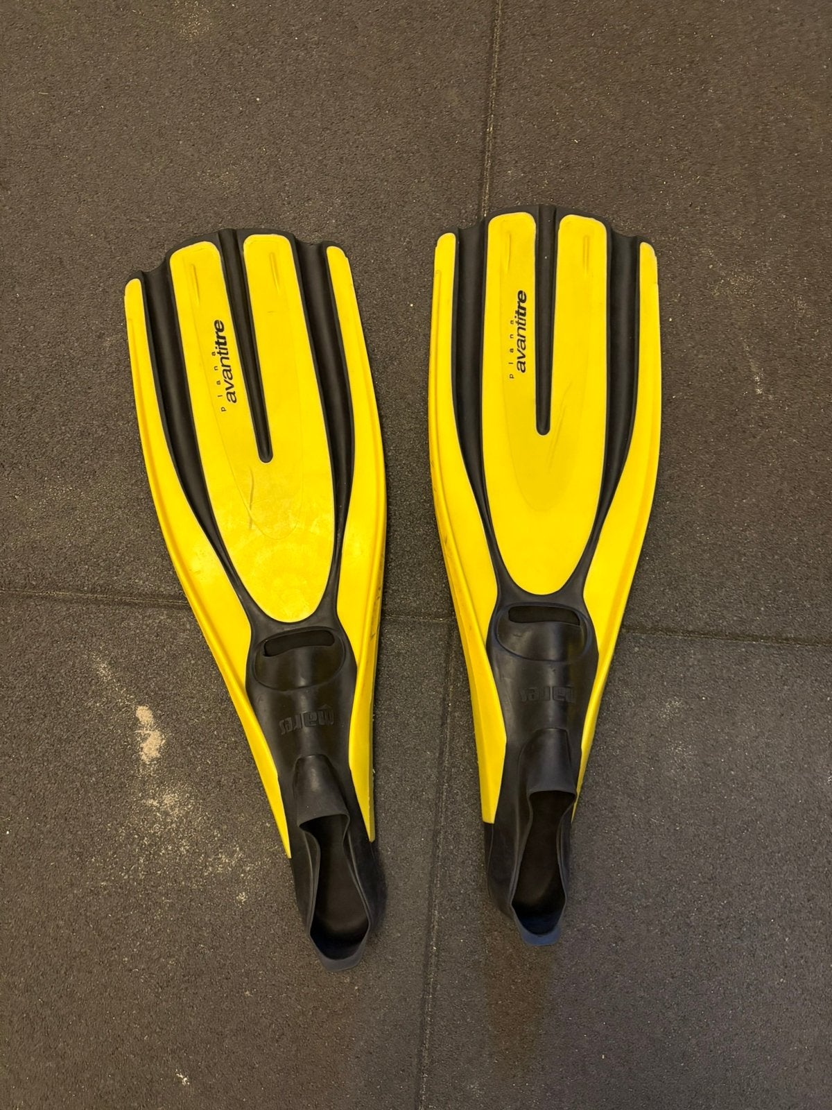 Mares Avanti full-foot flippers geel zwart maat 42-43, Ophalen, Zo goed als nieuw, Zwem- of Duikvliezen