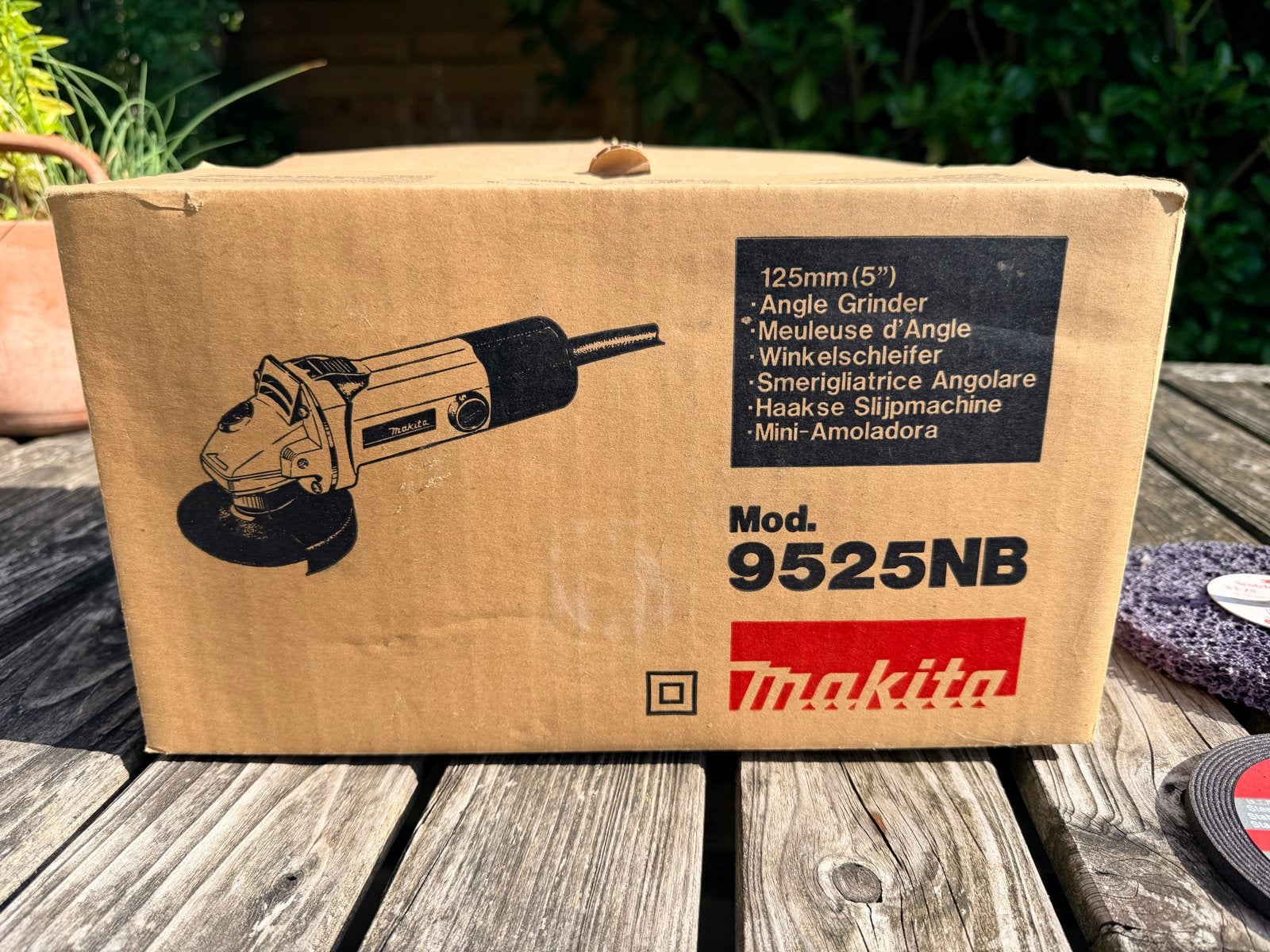 Makita Haakse Slijpmachine 9525NB met Accessoires, Ophalen of Verzenden, Zo goed als nieuw, Minder dan 700 watt, Haakse handslijpmachine