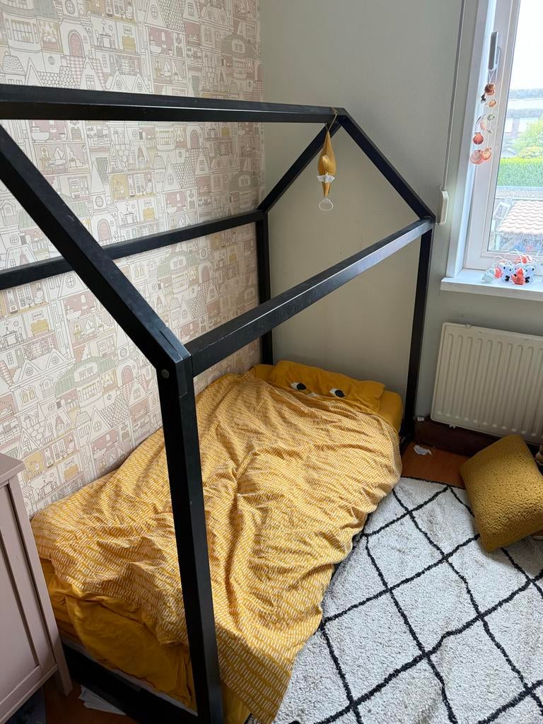 Junior bed Petit Amélie - Zwart geverfd huisbed, Ophalen, Gebruikt, 70 tot 85 cm, Minder dan 140 cm